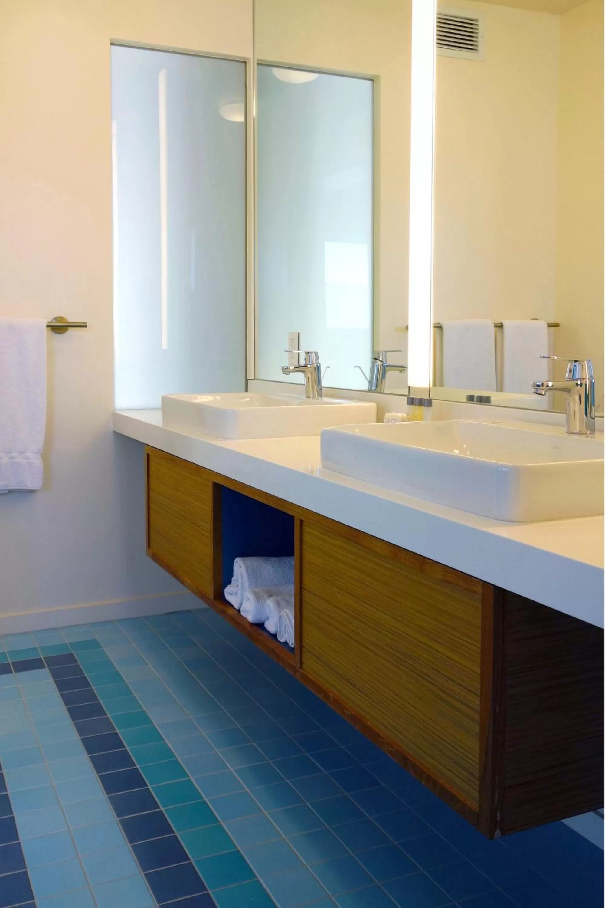 Toilet in The Beverly Laurel Hotel at West Hollywood