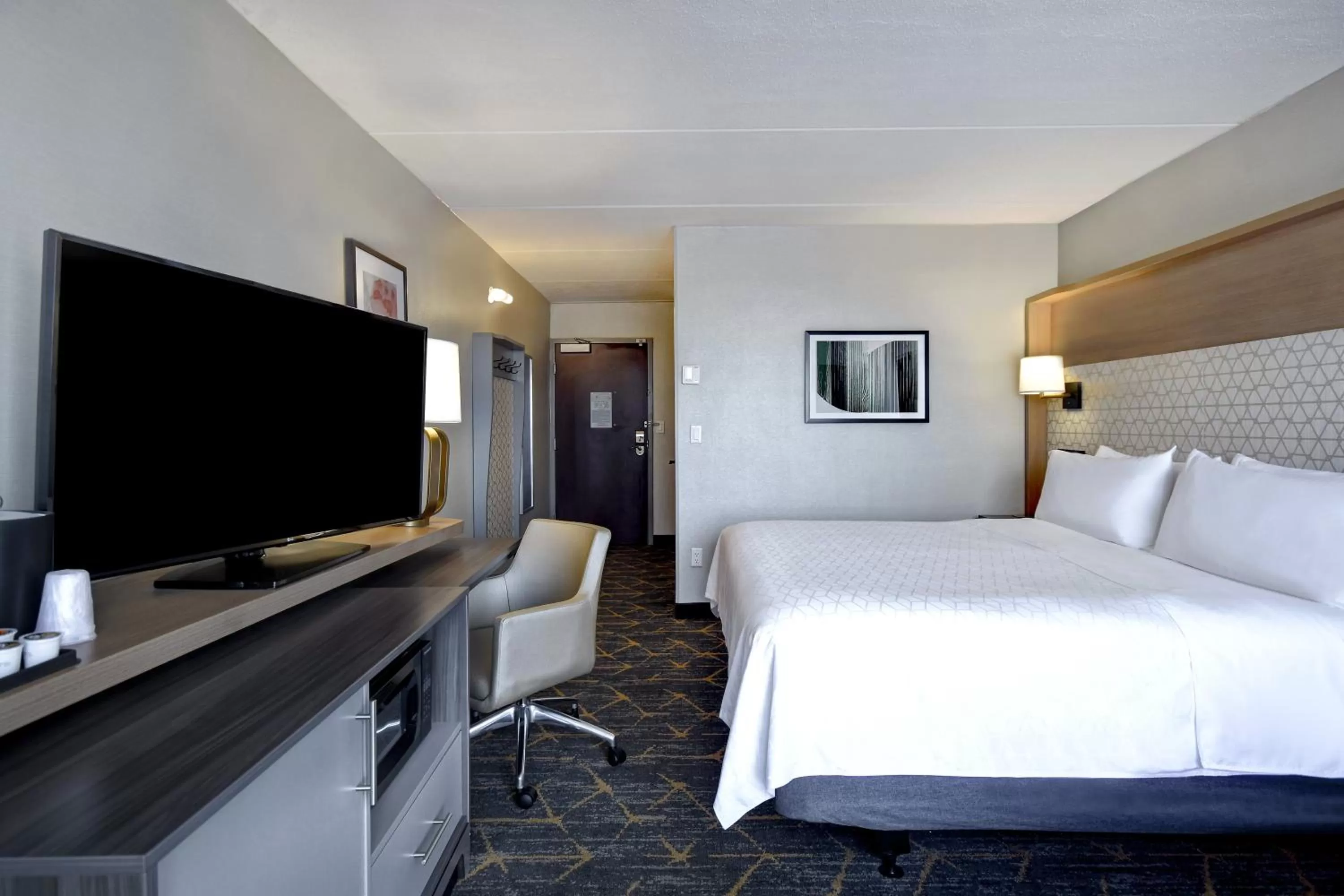 Photo of the whole room, Bed in Holiday Inn Philadelphia-Cherry Hill by IHG