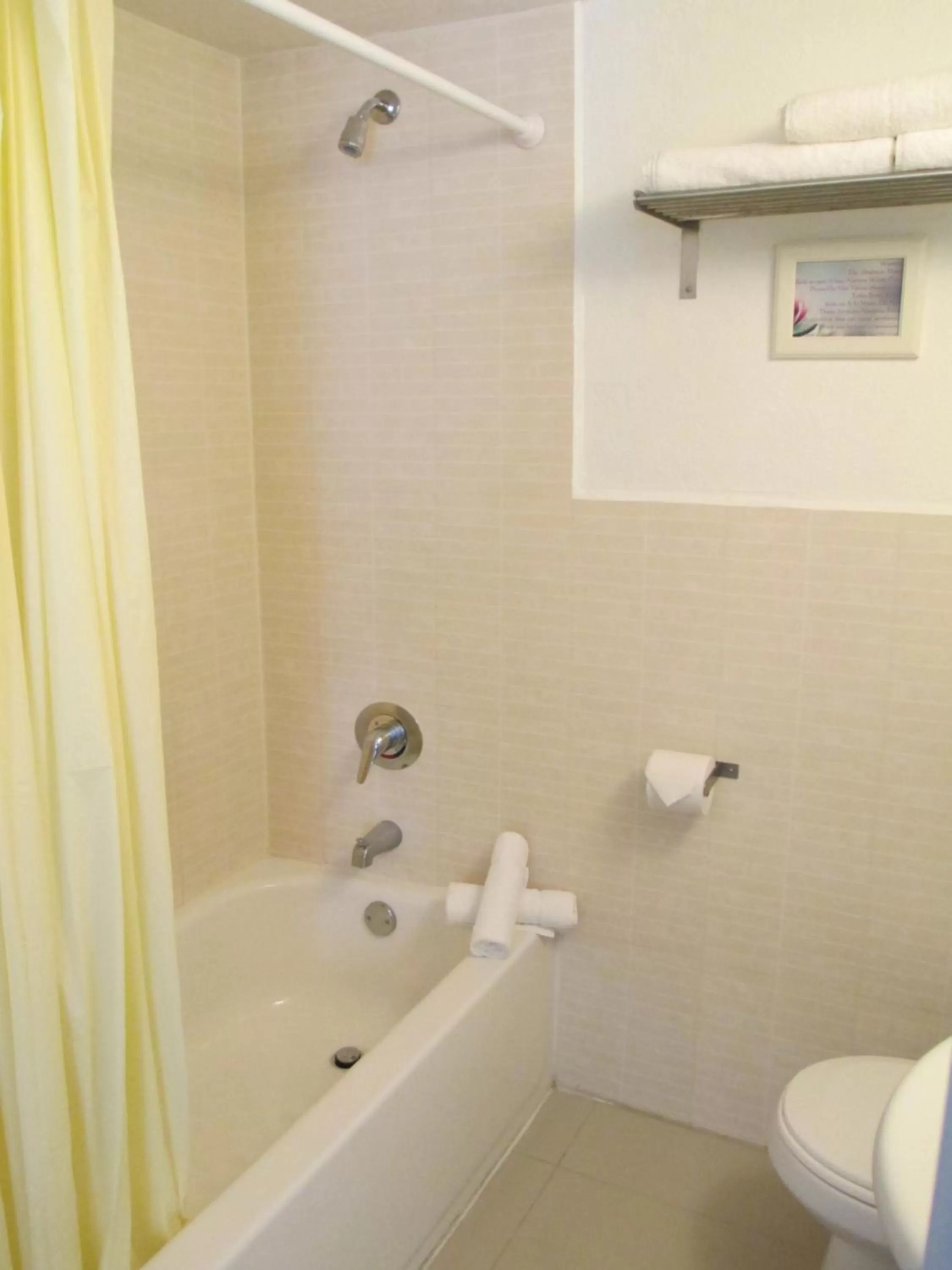 Bathroom in Shalimar Motel