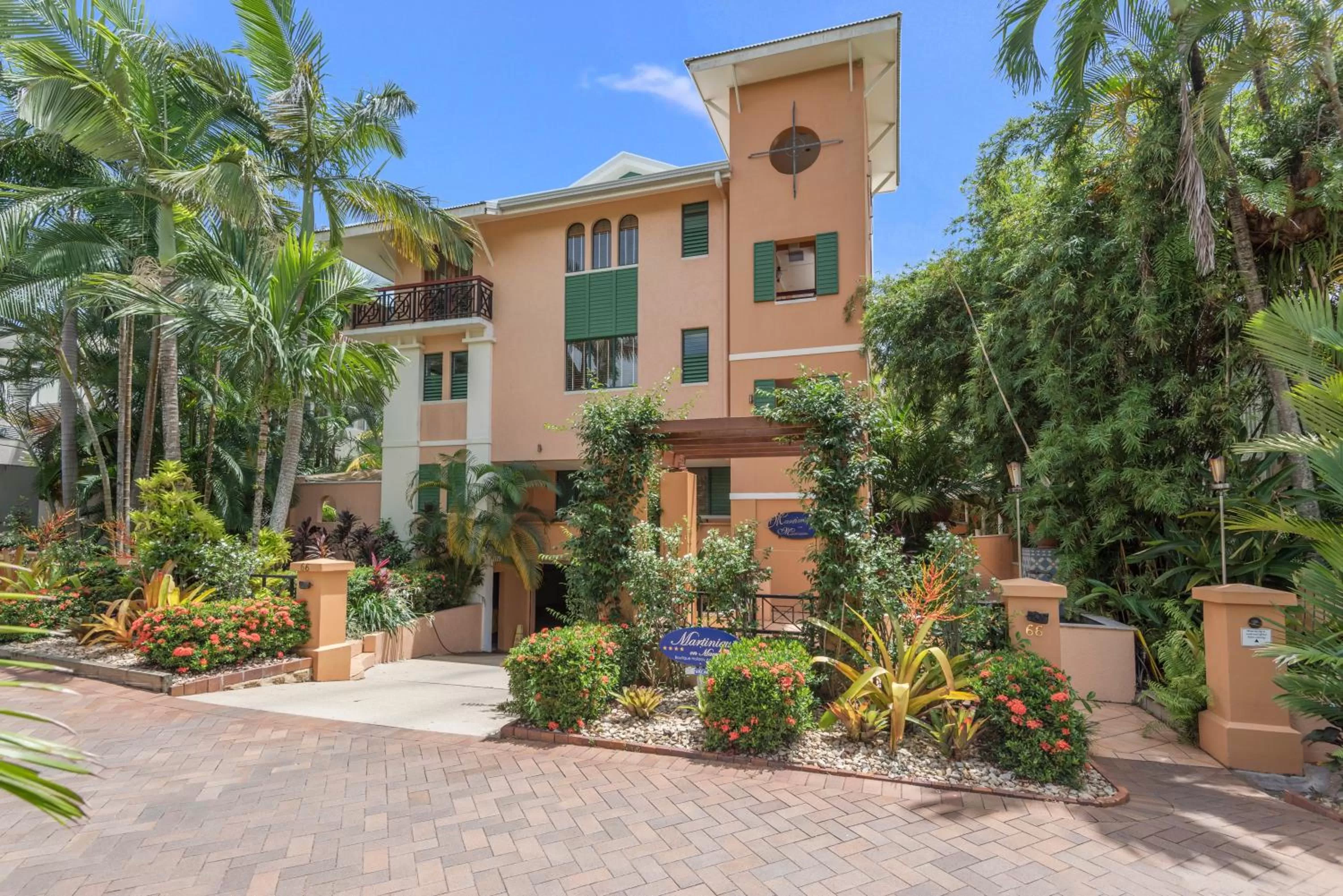 Property building in Martinique On Macrossan