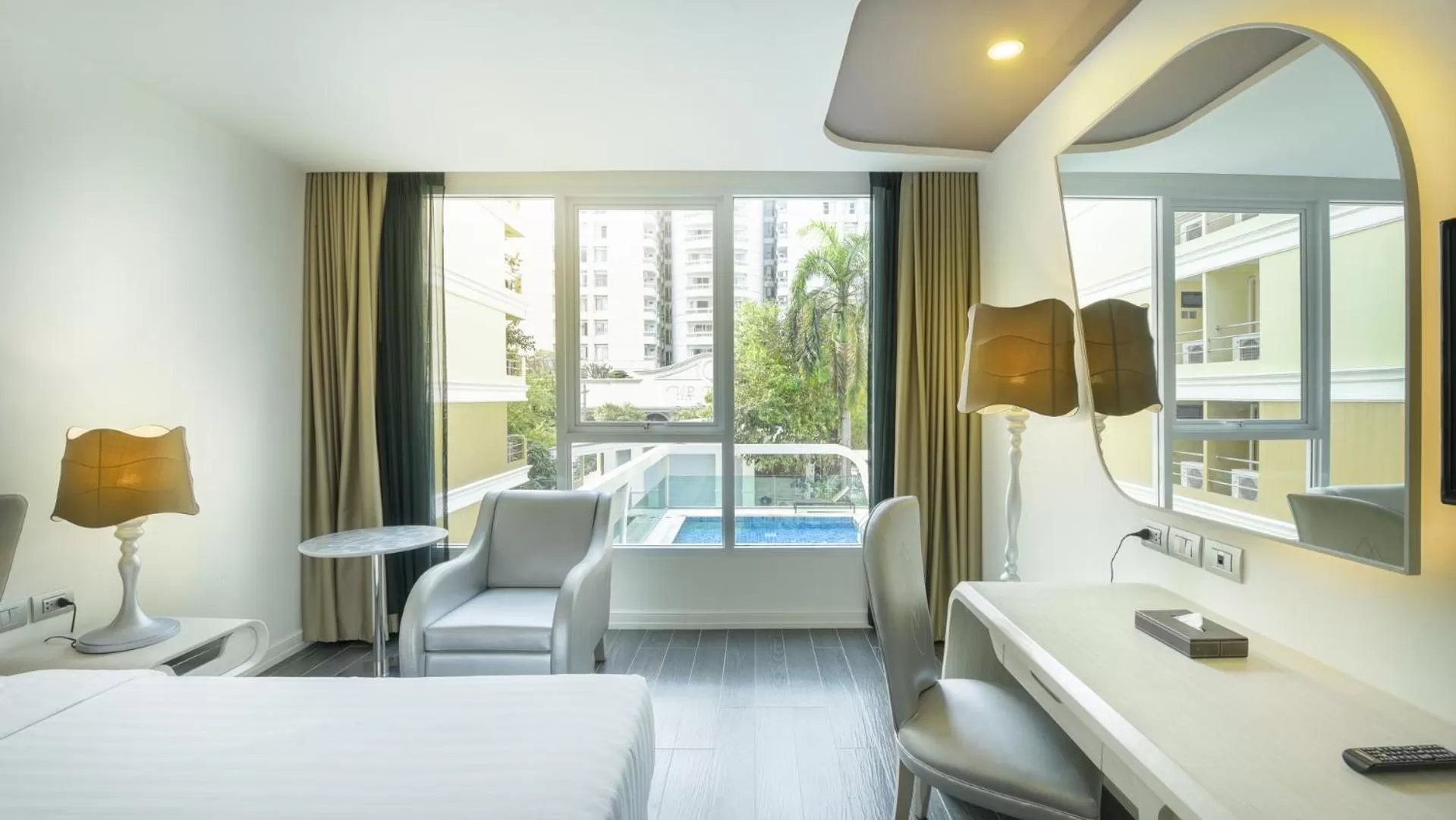 Pool view, Bed in Le Tada Parkview Hotel