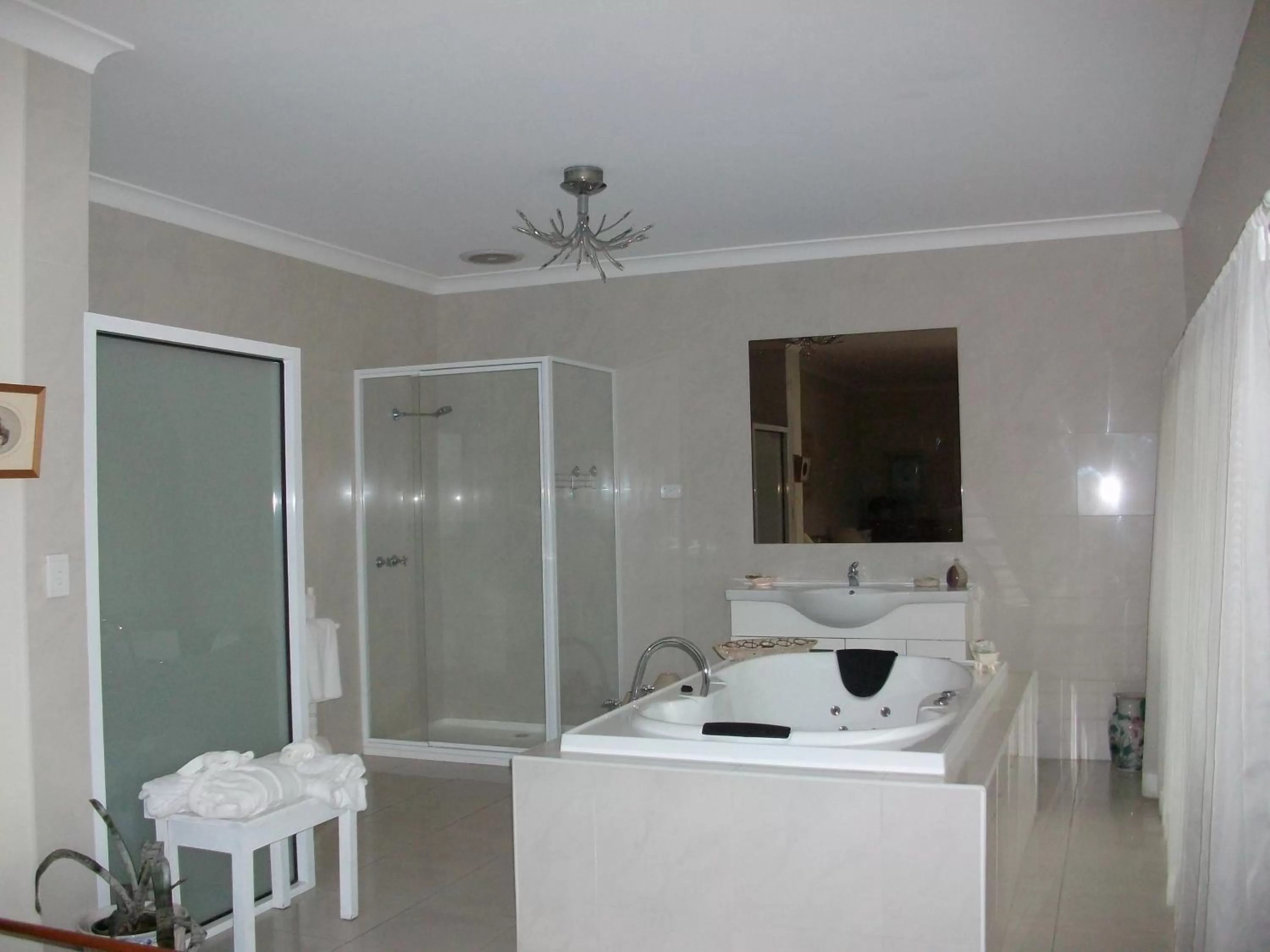 Bathroom in Stella's Dromana Hotel