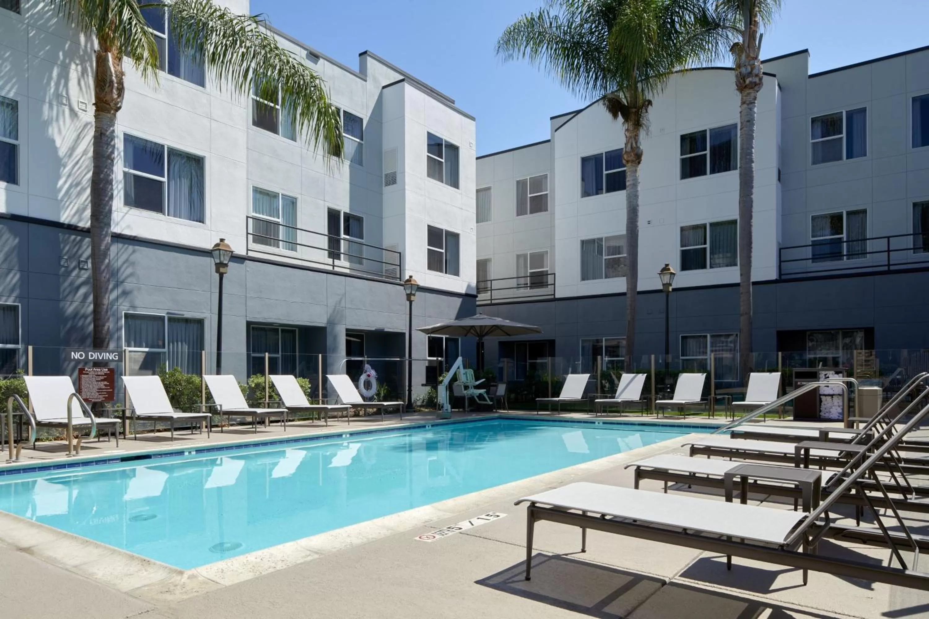 Swimming pool in Residence Inn San Diego Carlsbad