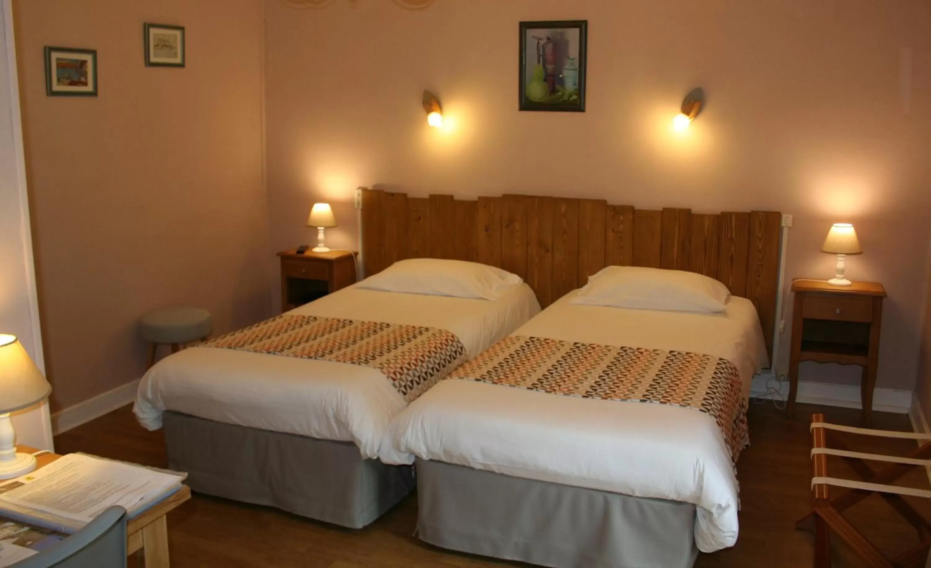 Twin Room in Logis Hôtel Le Cygne Twin Room in Logis Hôtel Le Cygne