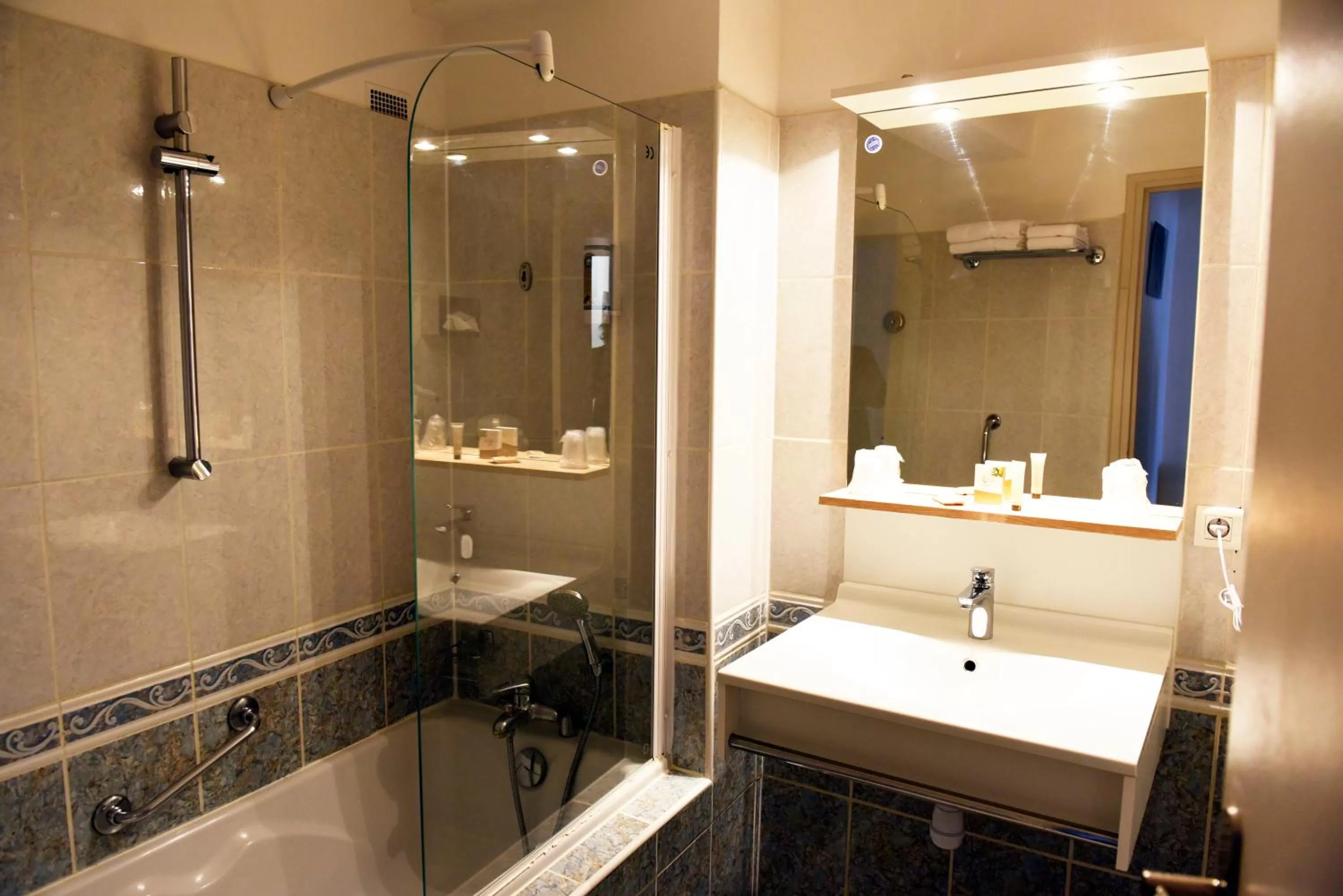 Bathroom in Azur Hôtel