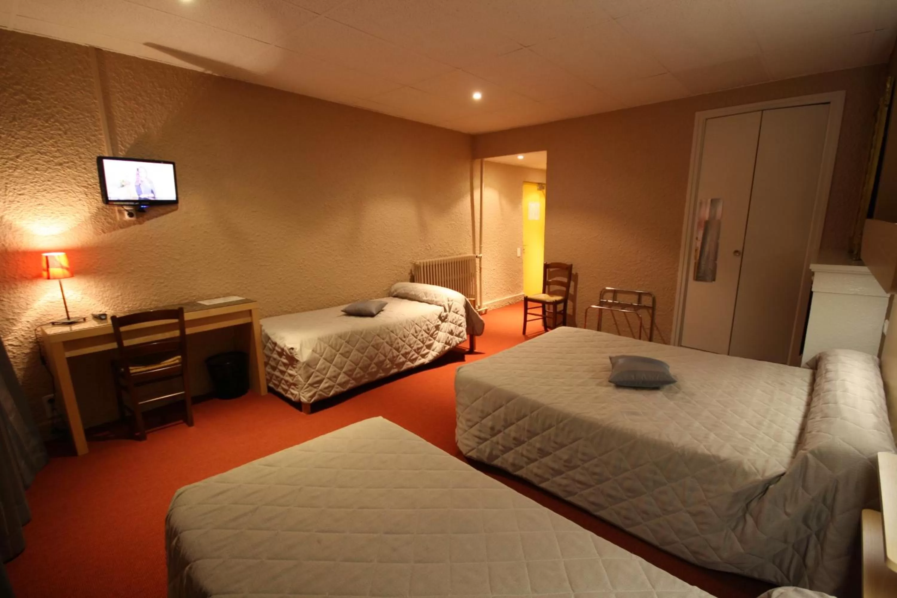 Bed in Logis Hotel L'ange Couronne