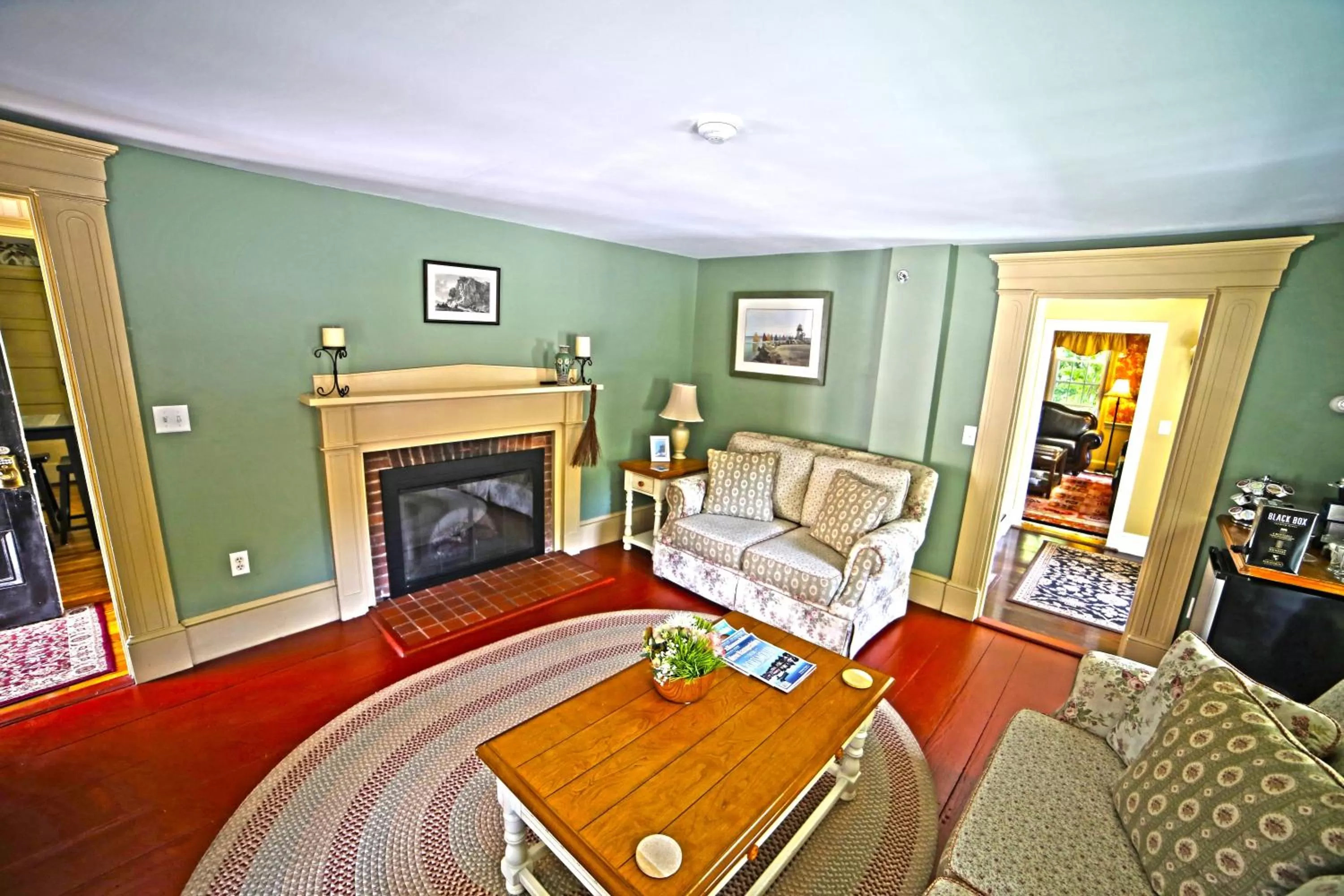 Communal lounge/ TV room in Ballard House Inn