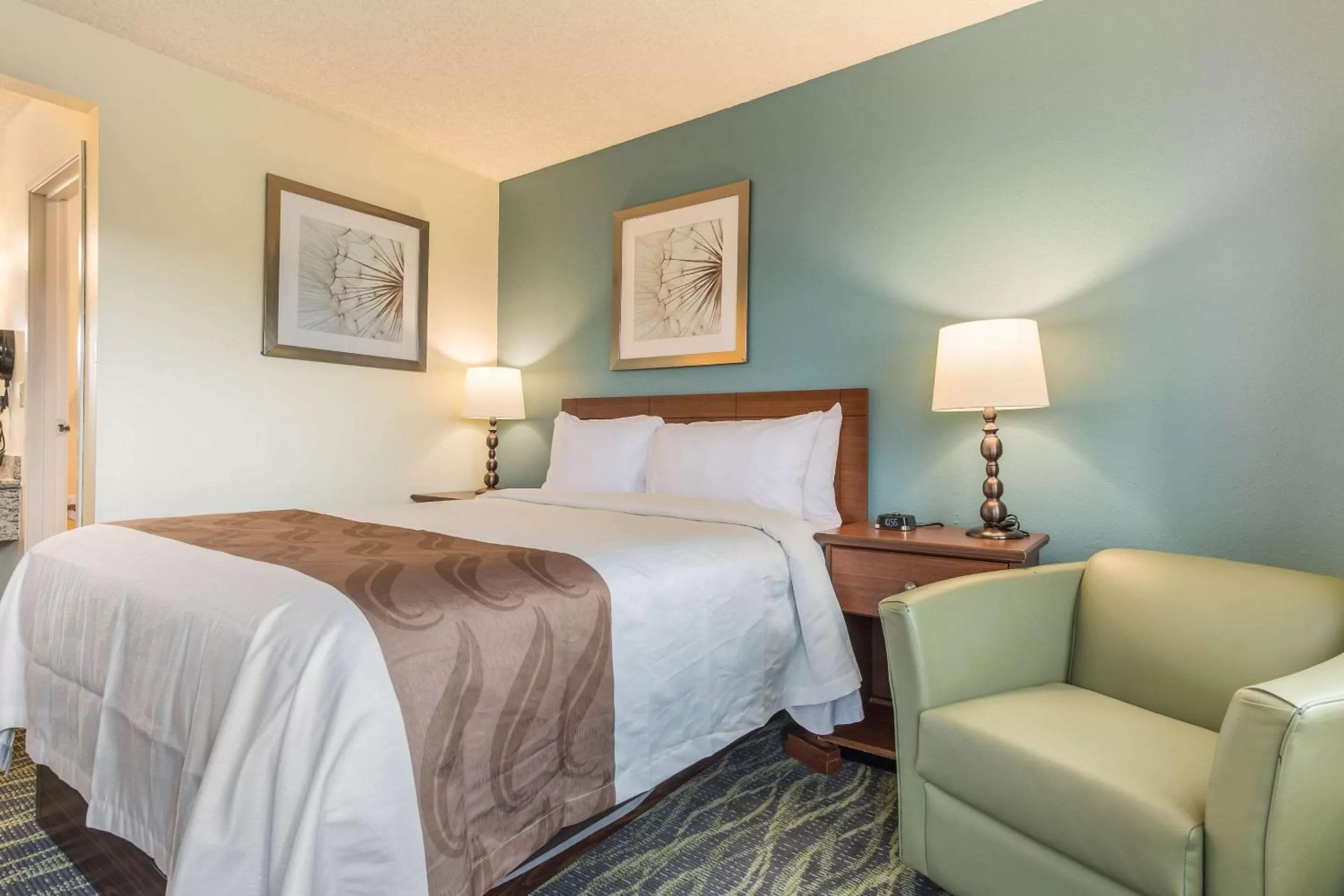 Photo of the whole room, Bed in Quality Inn Bellevue