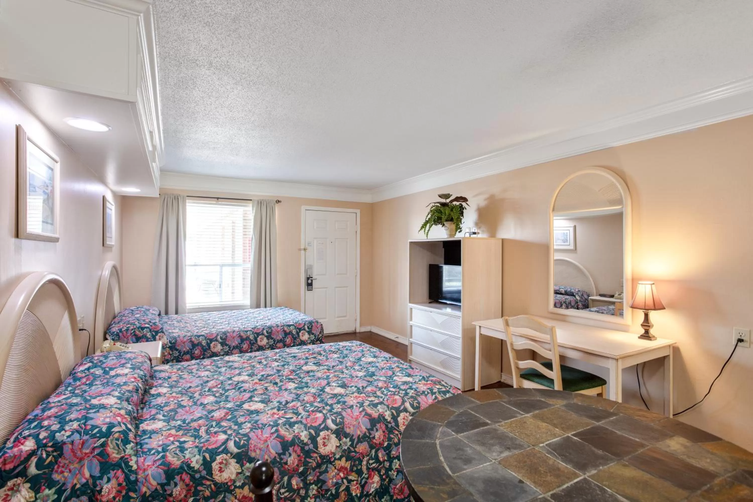 Photo of the whole room, Bed in Edgewater Inn - Biloxi Beach