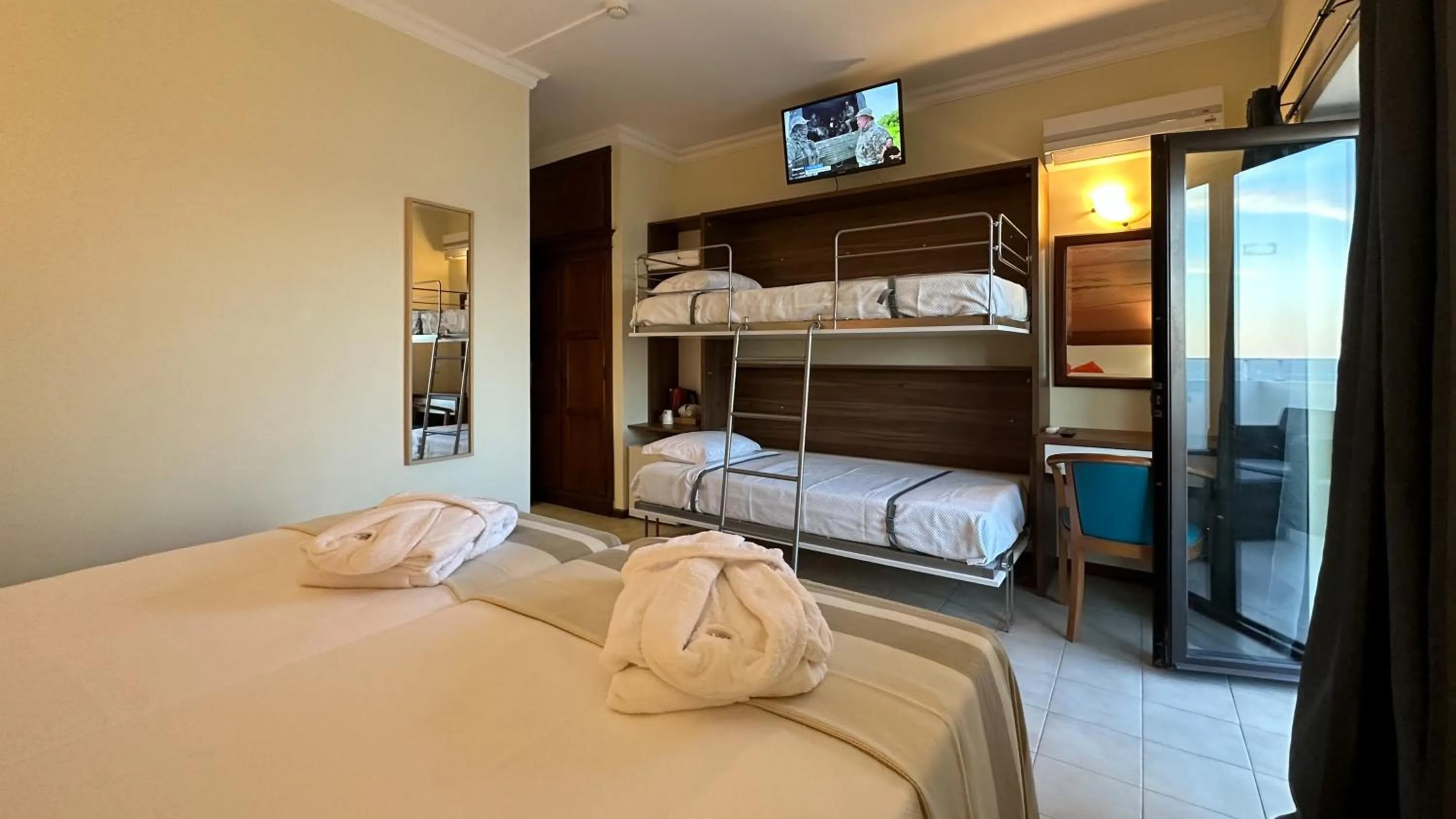 TV and multimedia, Bed in Hotel Avenida Praia