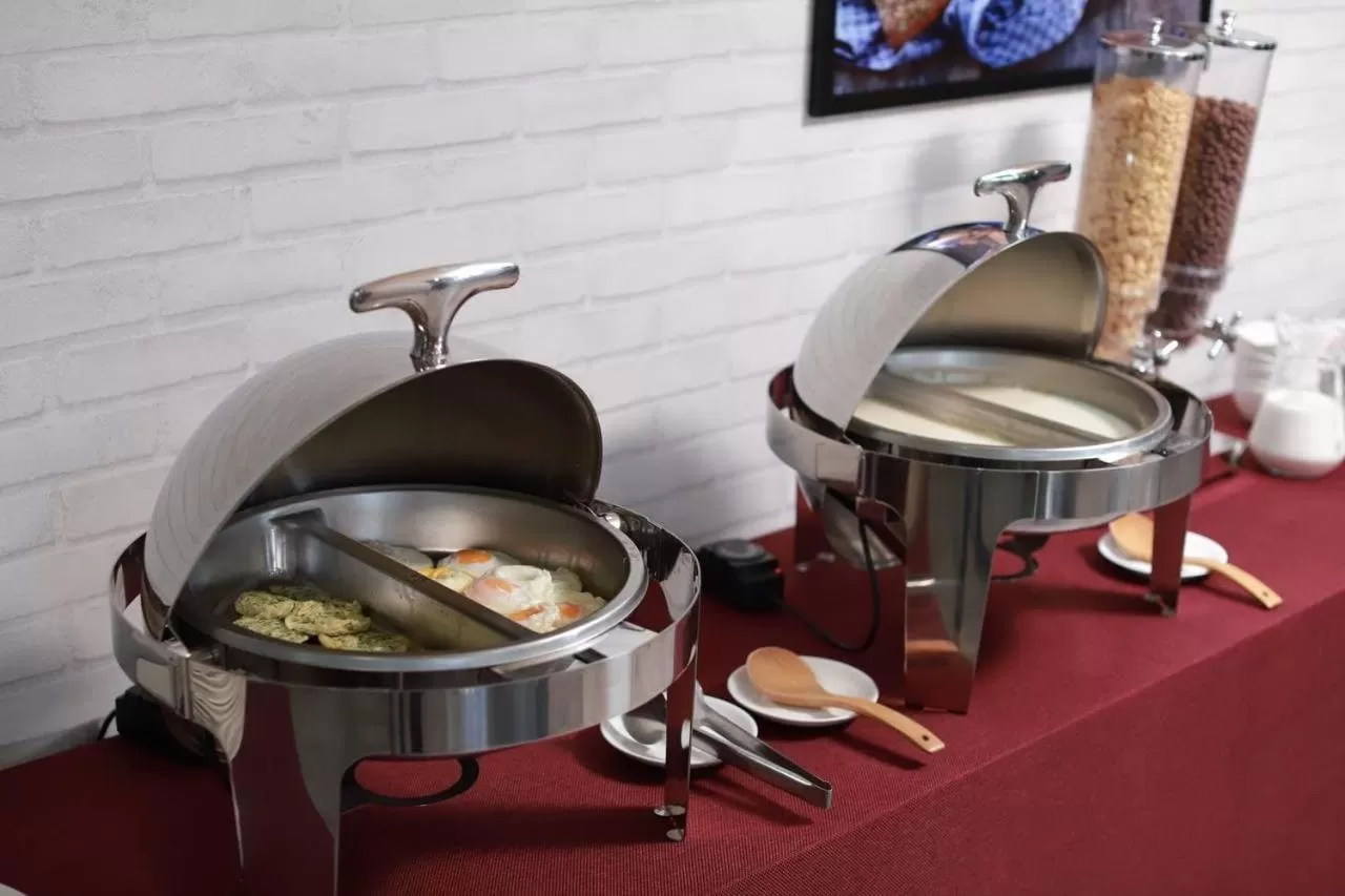 Food and drinks, Kitchen/Kitchenette in Comfort Hotel