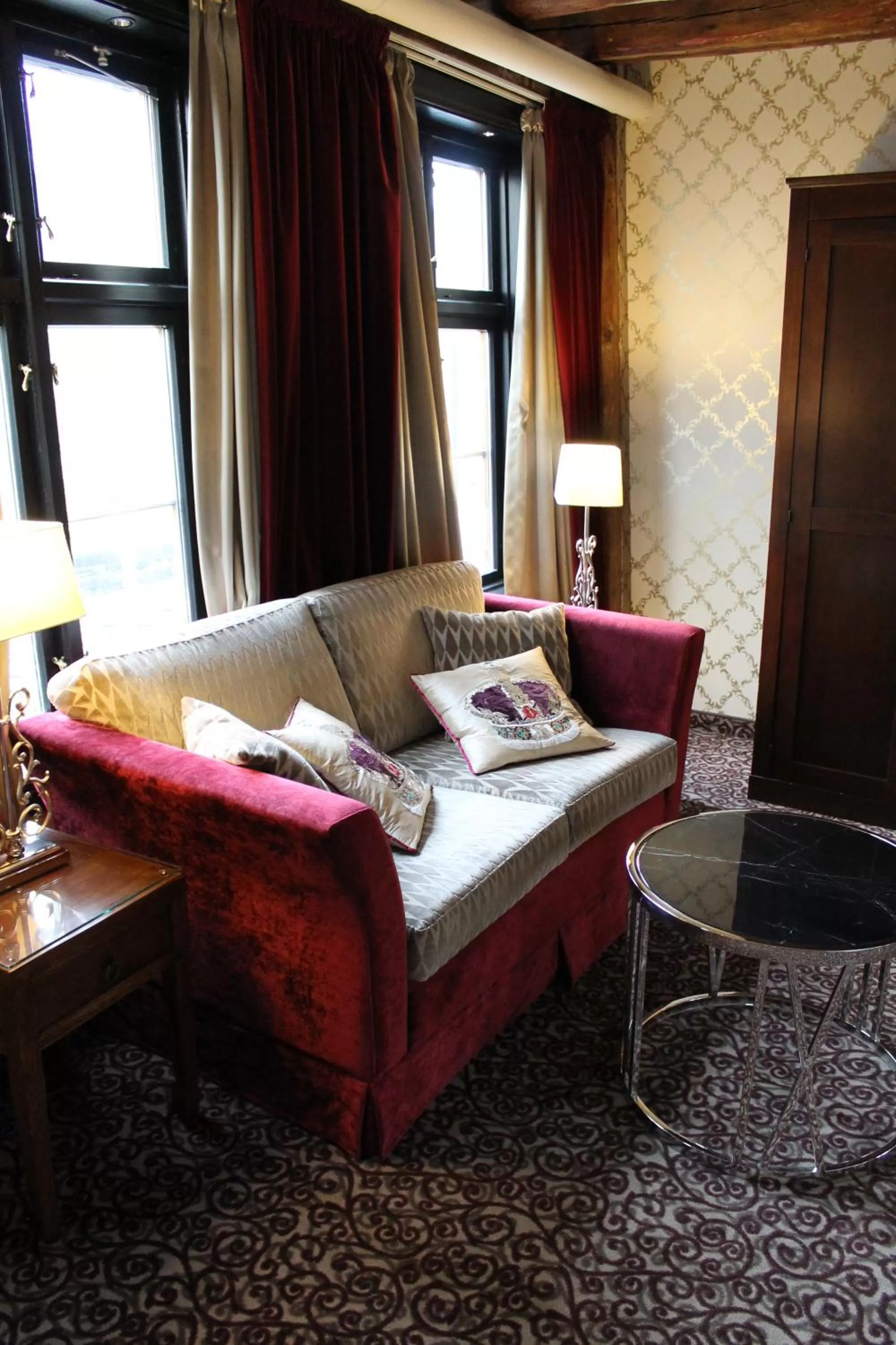 Seating area, Bed in Det Hanseatiske Hotel