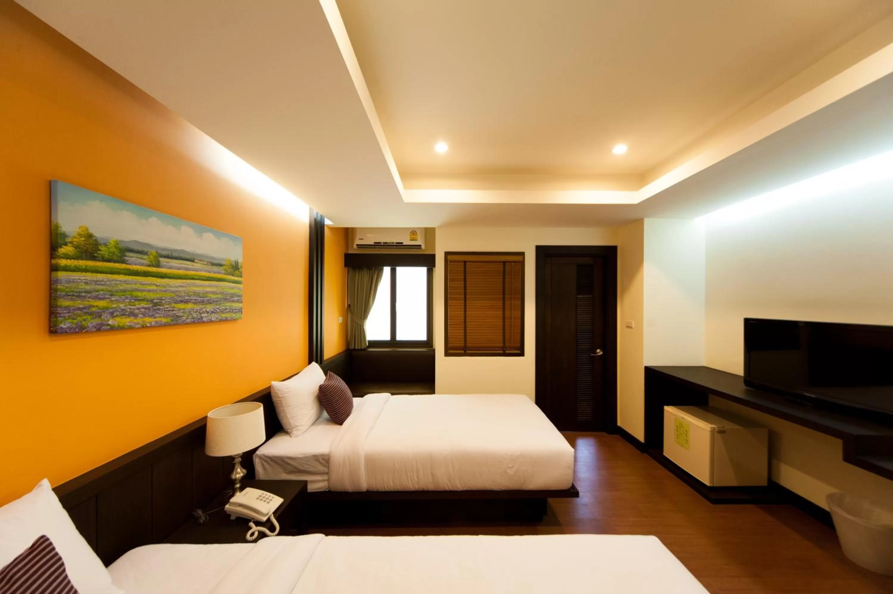 Photo of the whole room, Bed in Tara Place Hotel Bangkok