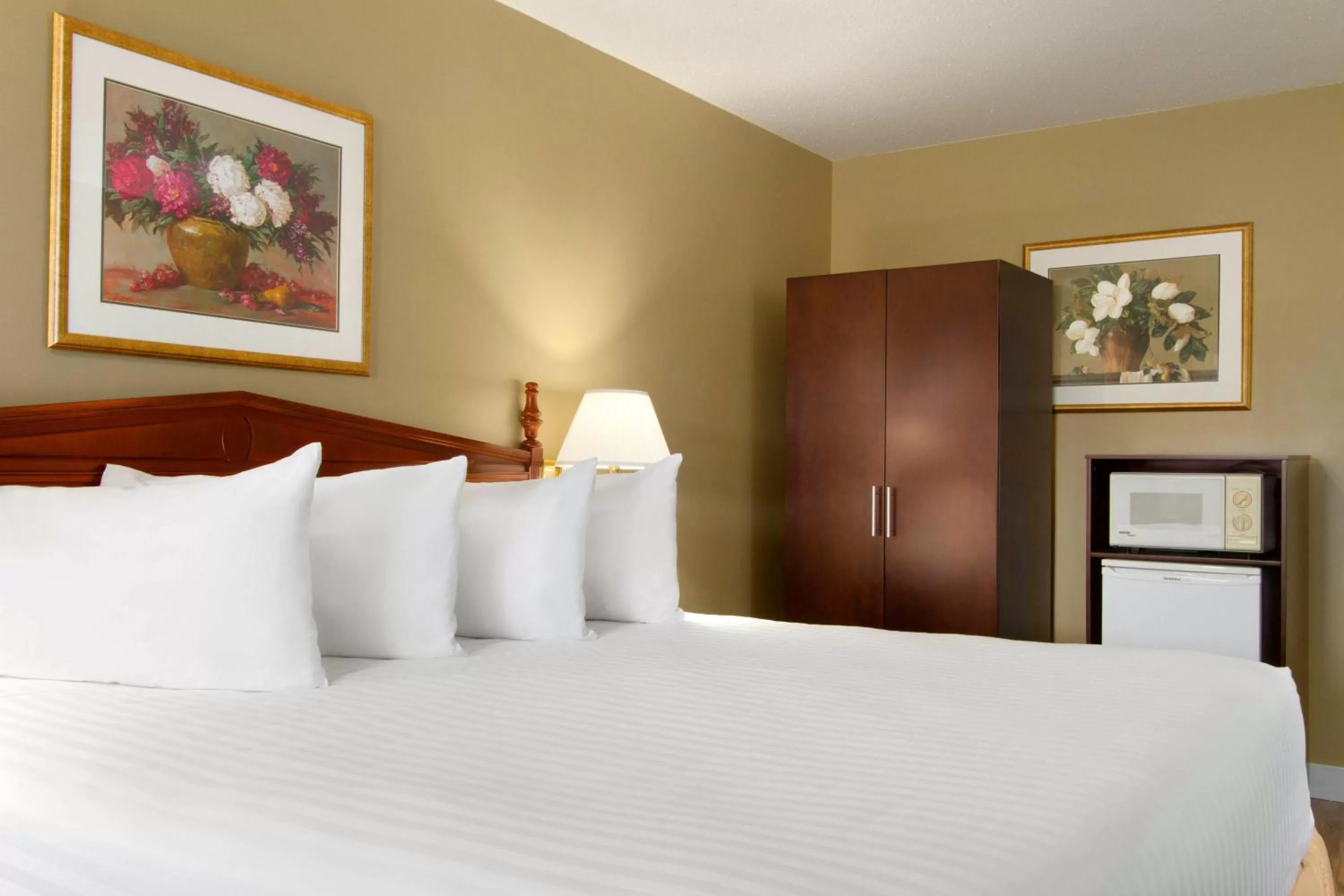 Photo of the whole room, Bed in Days Inn by Wyndham Vernon