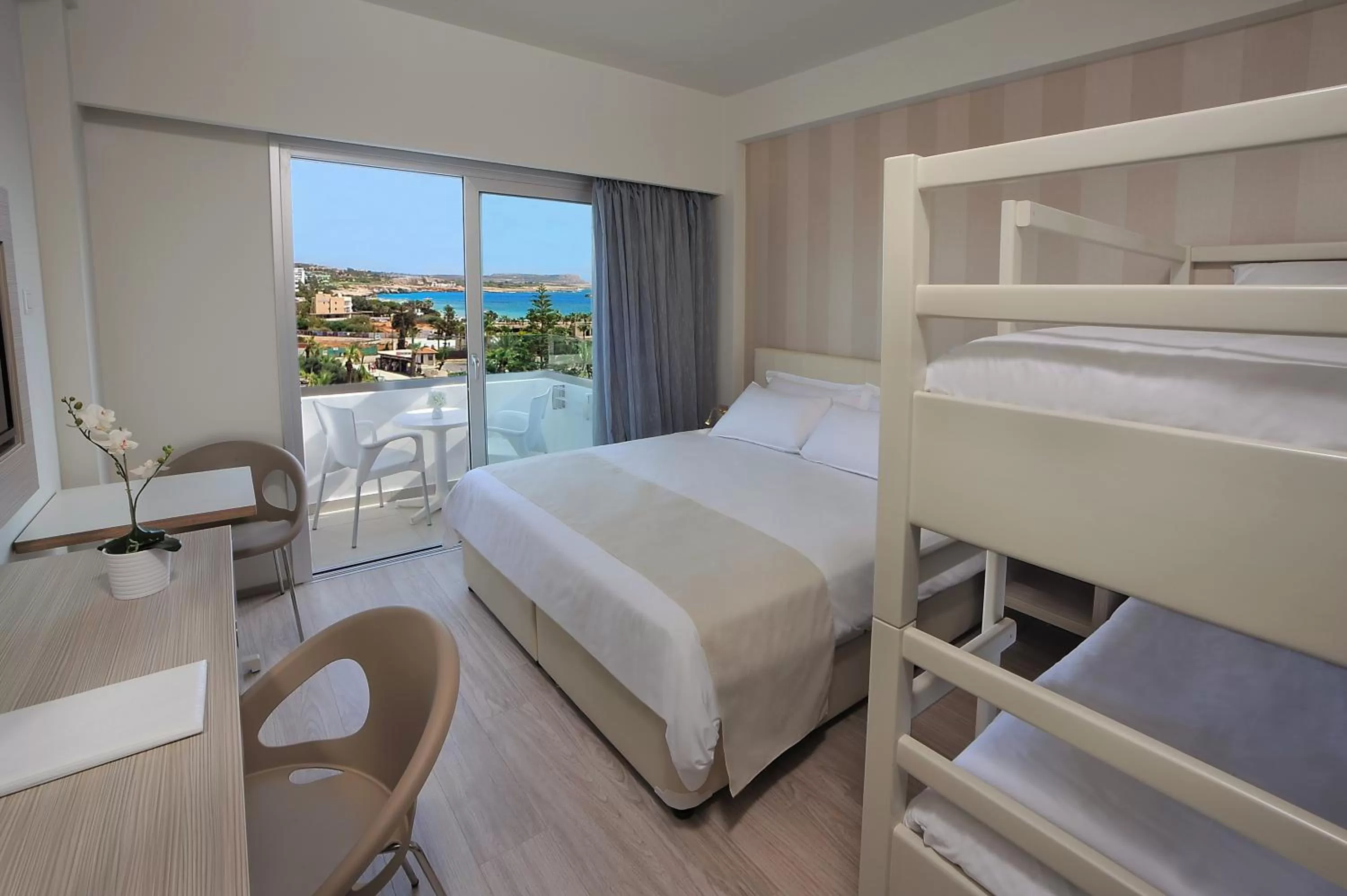 bunk bed, Bed in Nestor Hotel