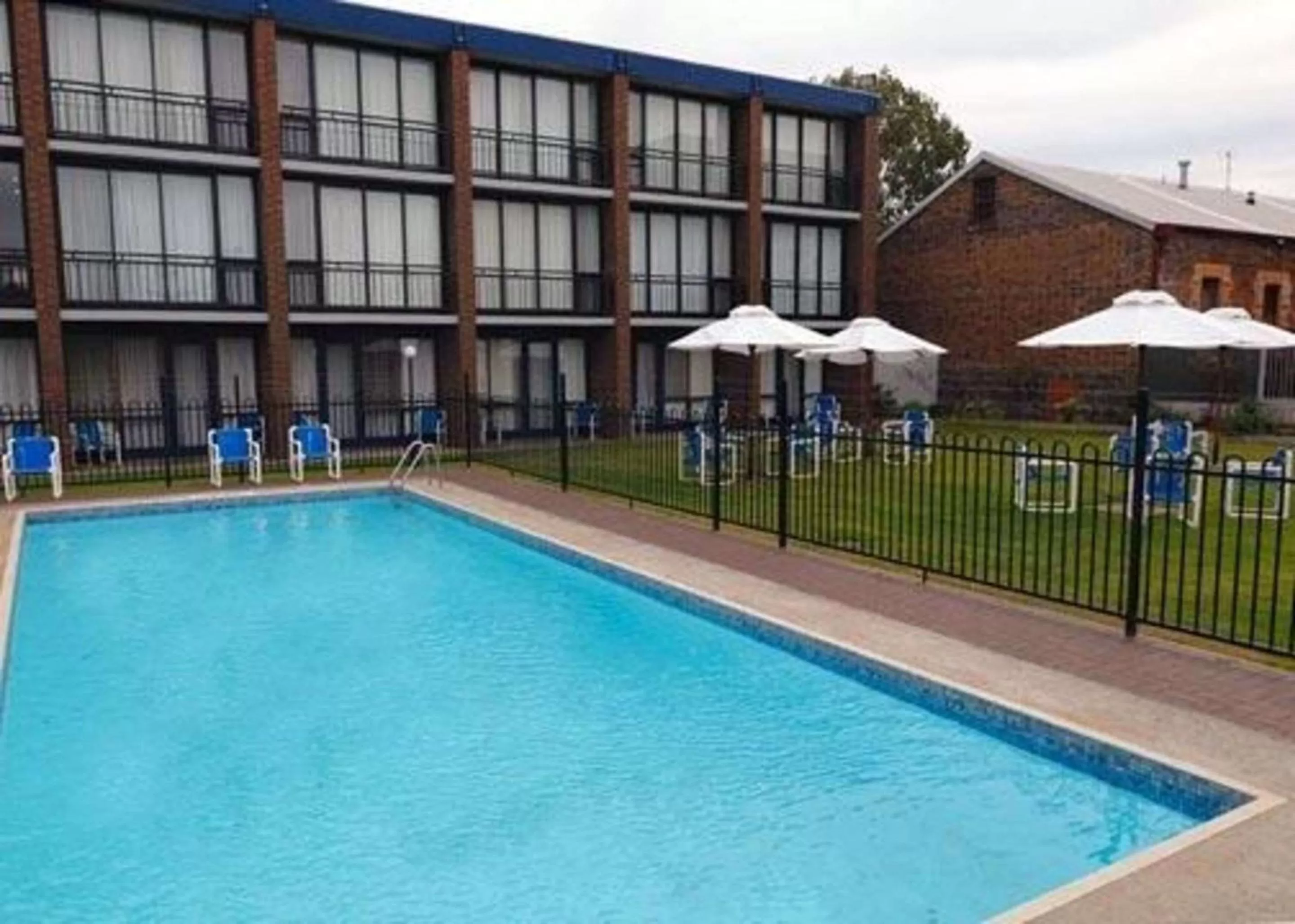 Swimming pool in Richmond Henty Hotel