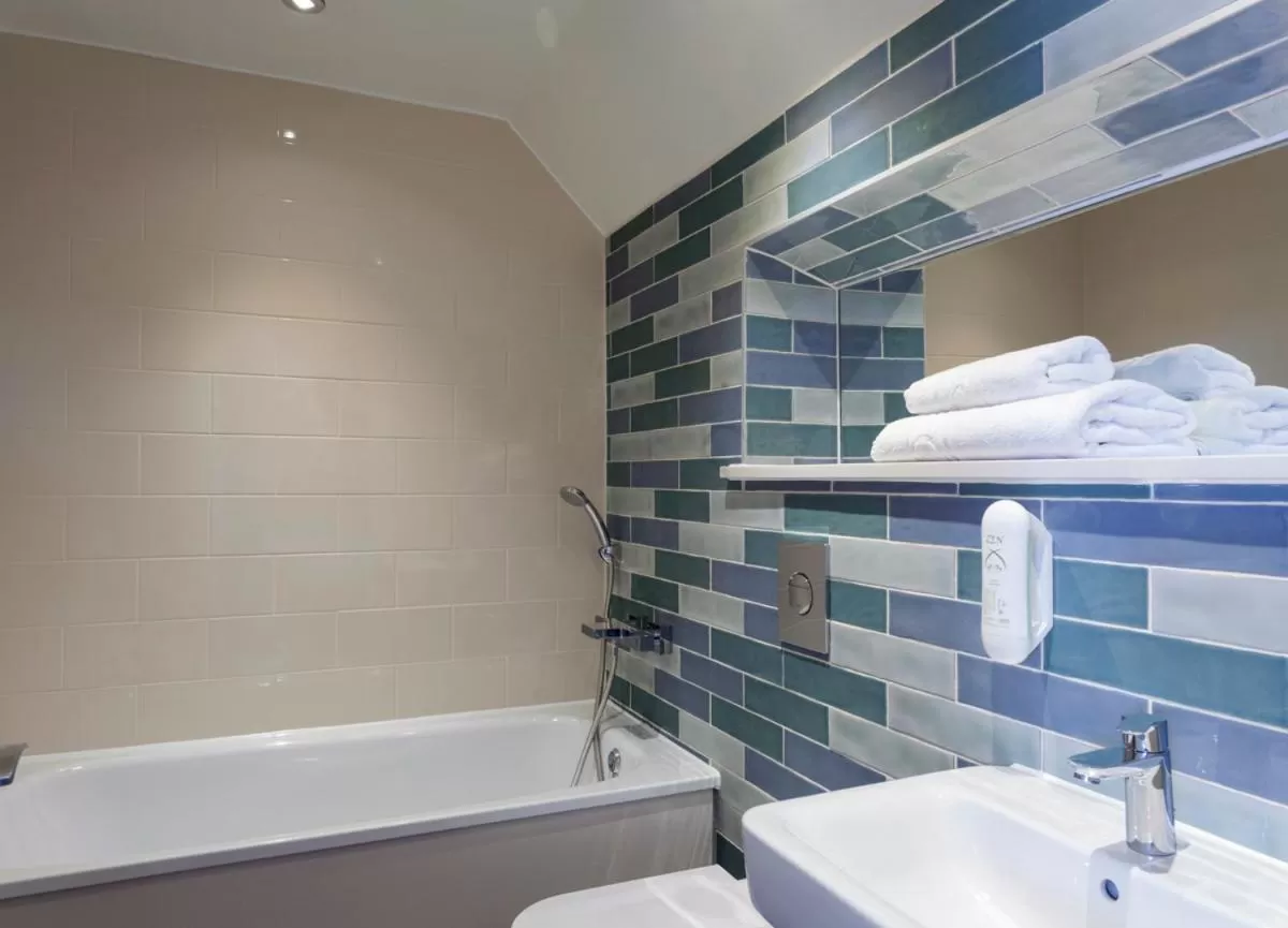 Bathroom in The White Hart Hotel Wetherspoon