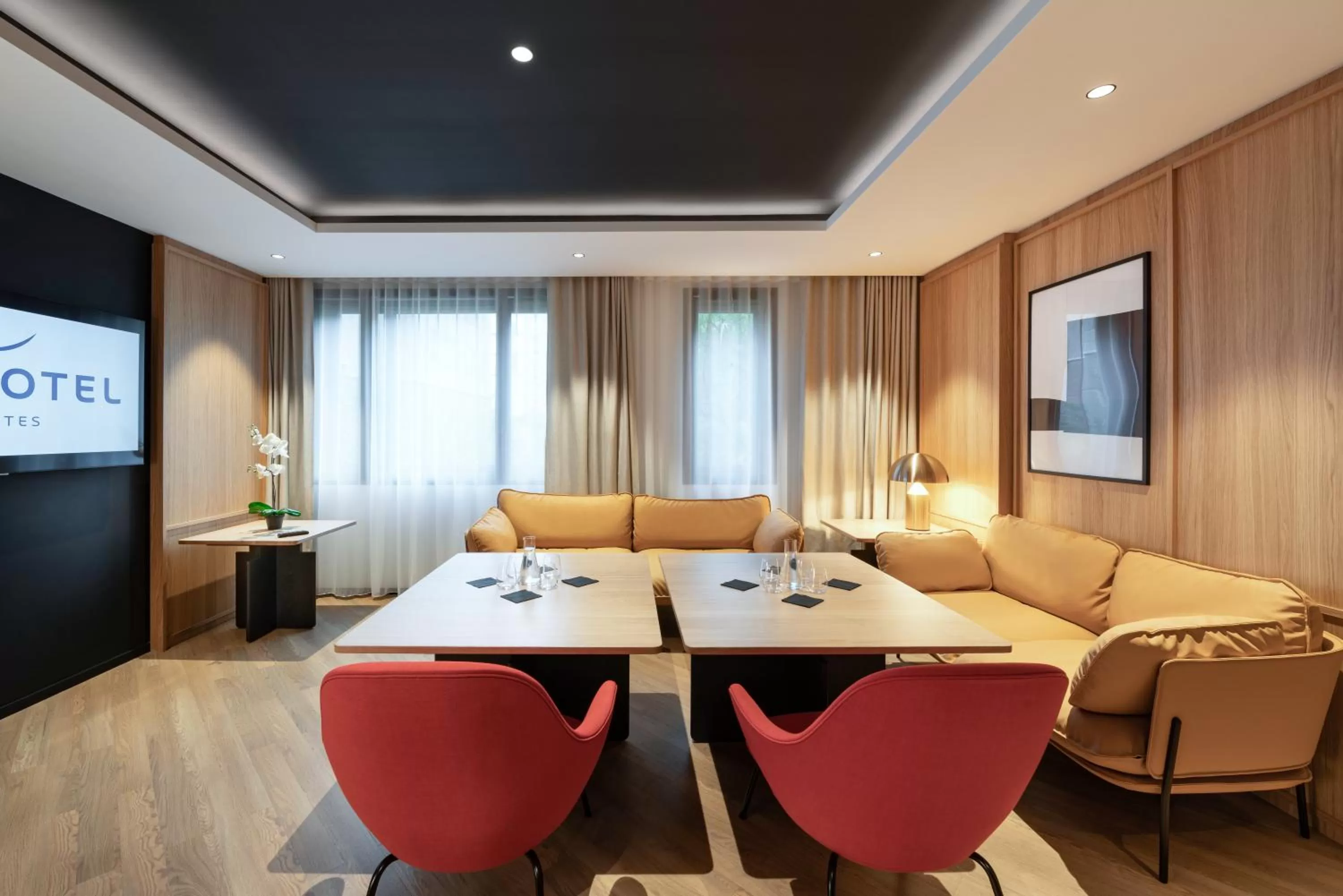 Communal lounge/ TV room in Novotel Suites Paris CDG Airport Villepinte