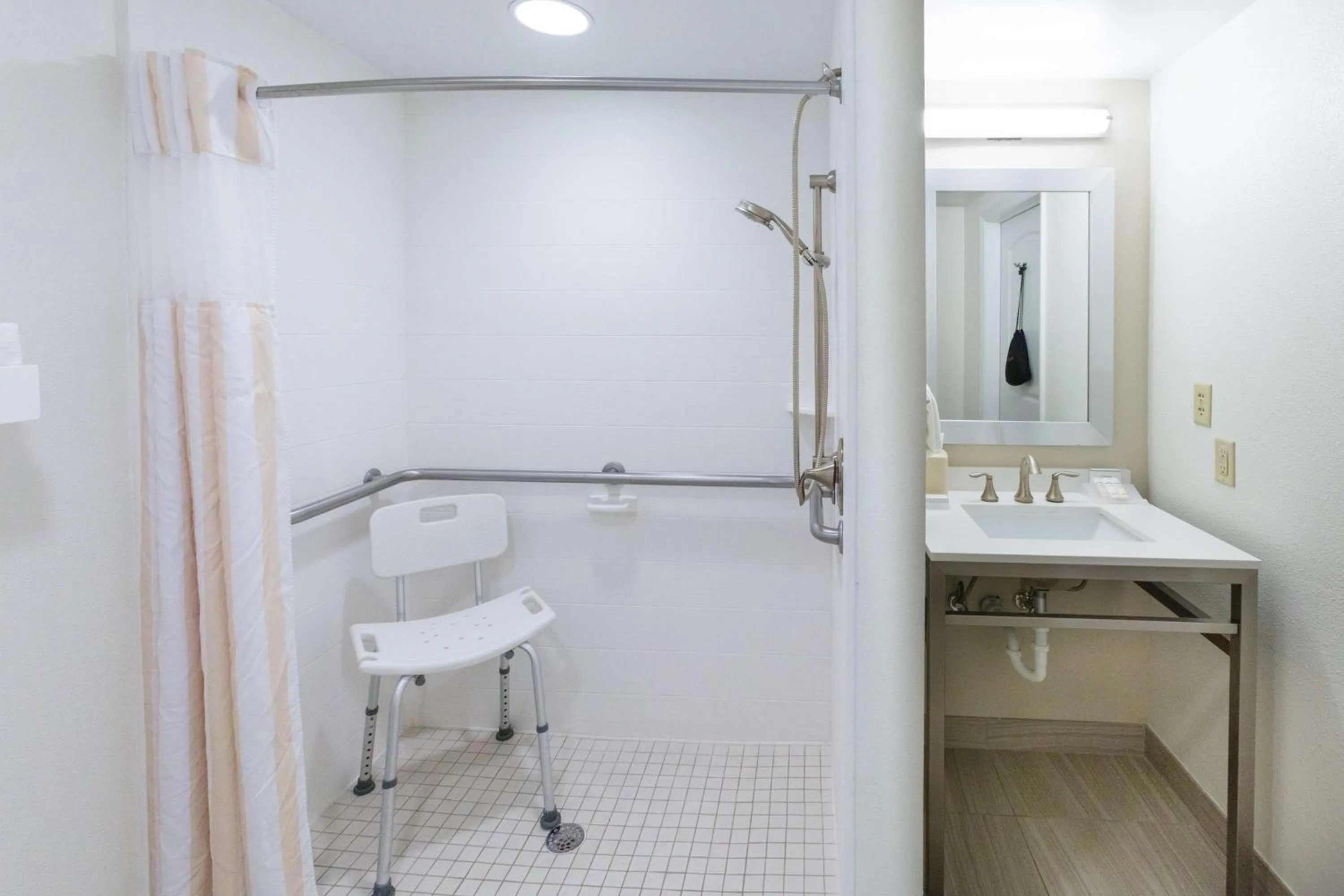 Bathroom in Hilton Garden Inn Daytona Beach Airport