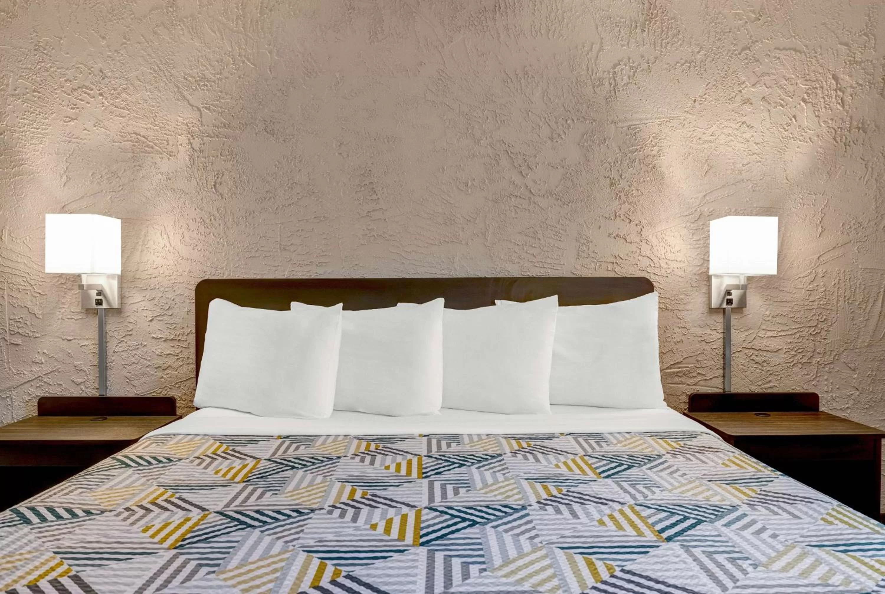 Bedroom, Bed in Motel 6-Elk Grove Village, IL - O'Hare