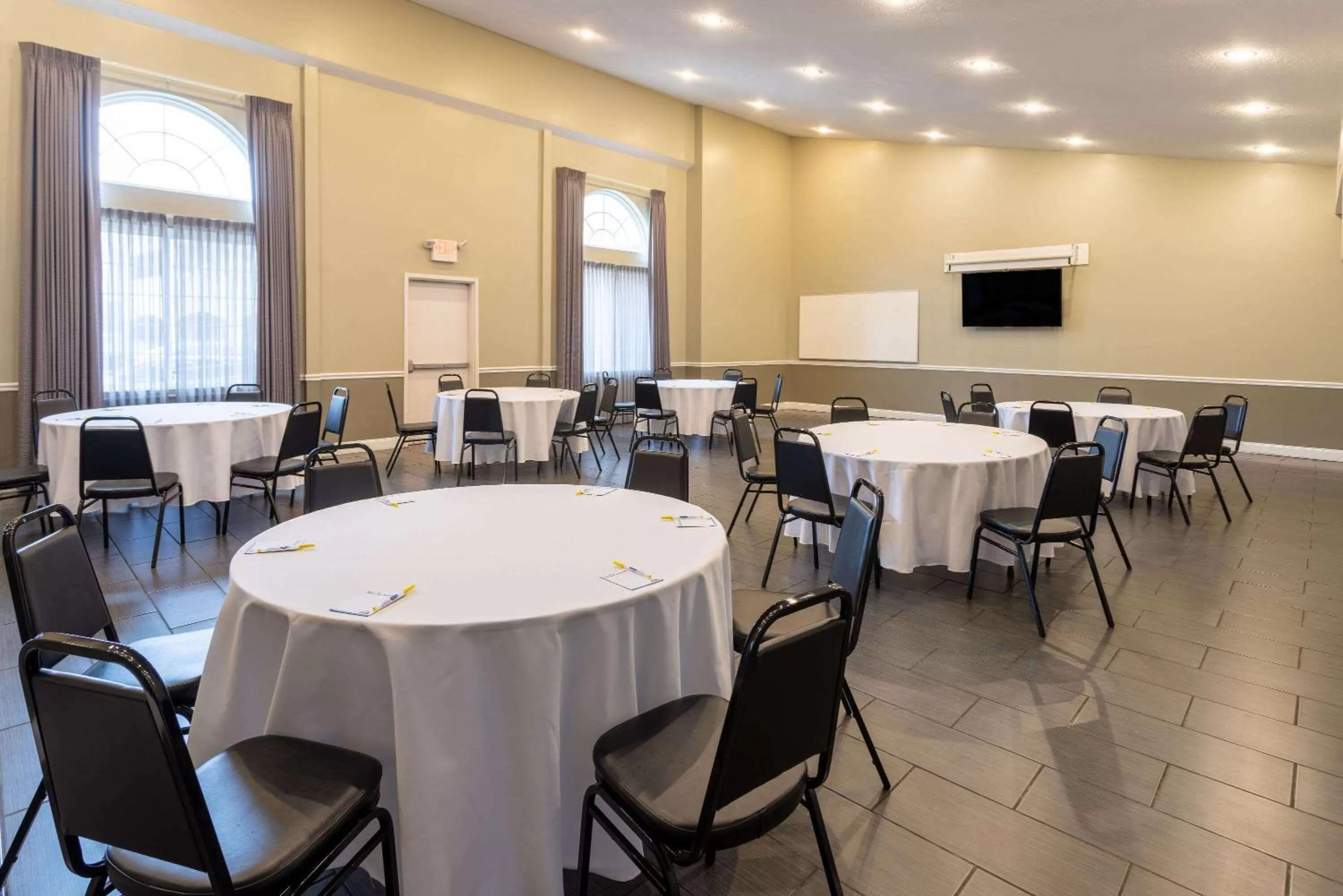 Meeting/conference room in Days Inn & Suites by Wyndham Cherry Hill - Philadelphia