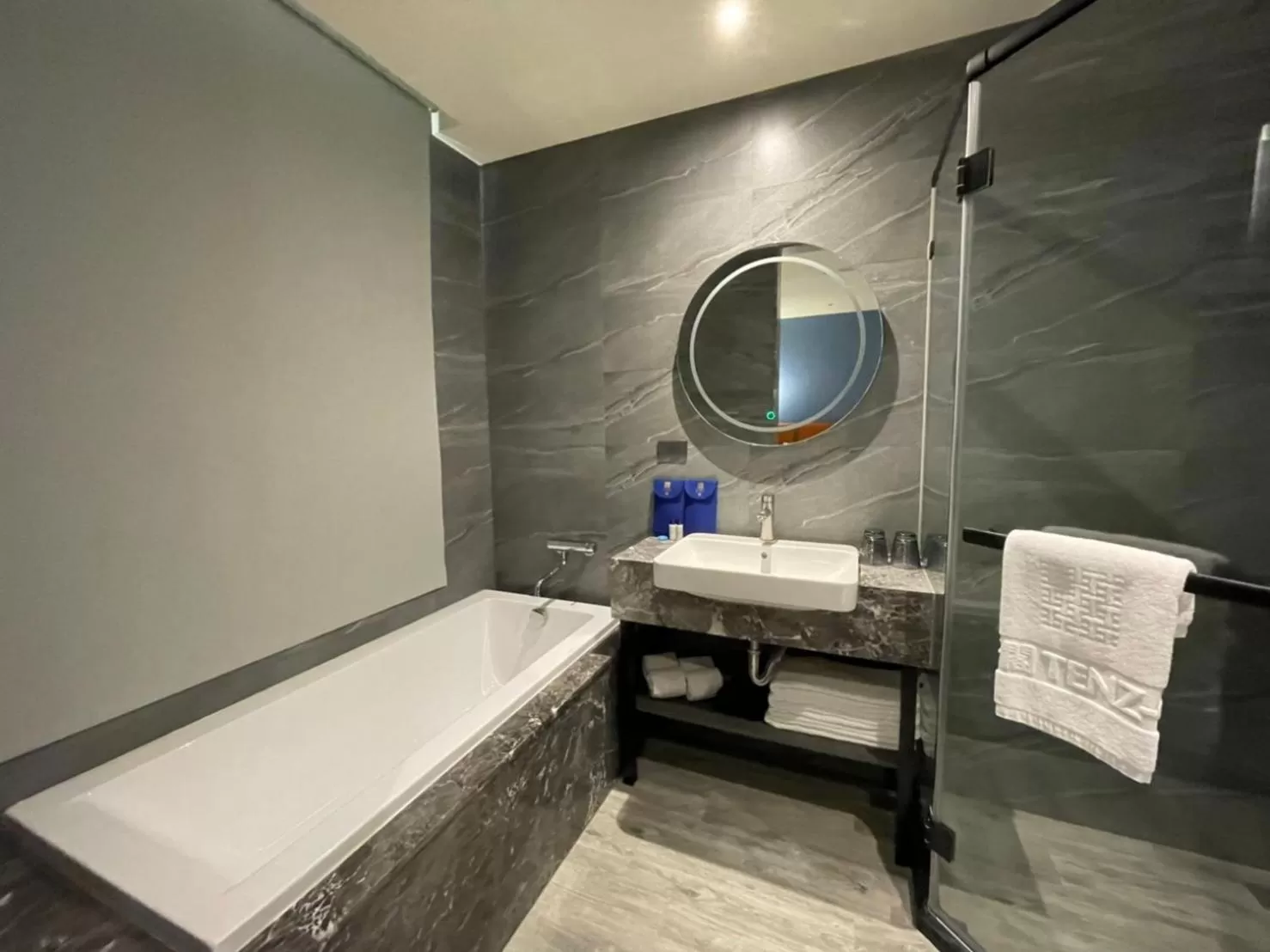 Shower, Bed in Tenz Go Hotel