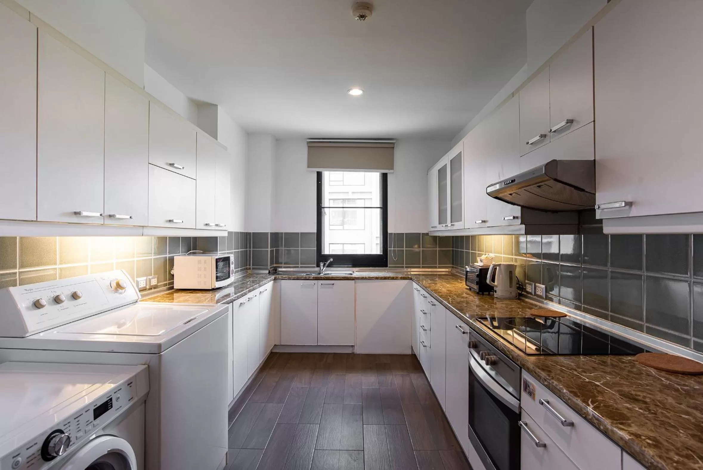 Kitchen or kitchenette in Benviar Tonson Residence