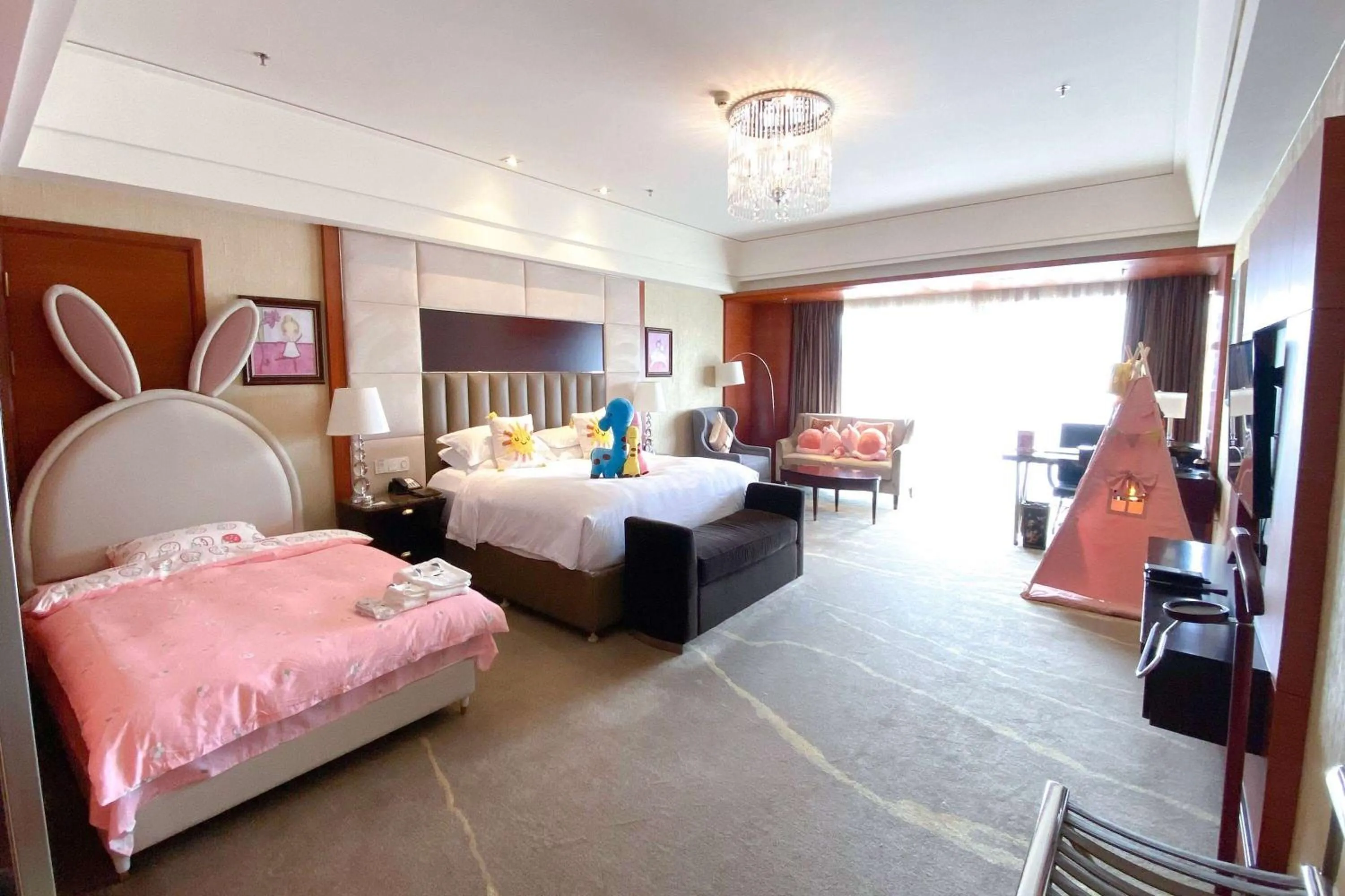 Photo of the whole room, Bed in Wyndham Grand Plaza Royale Hangzhou