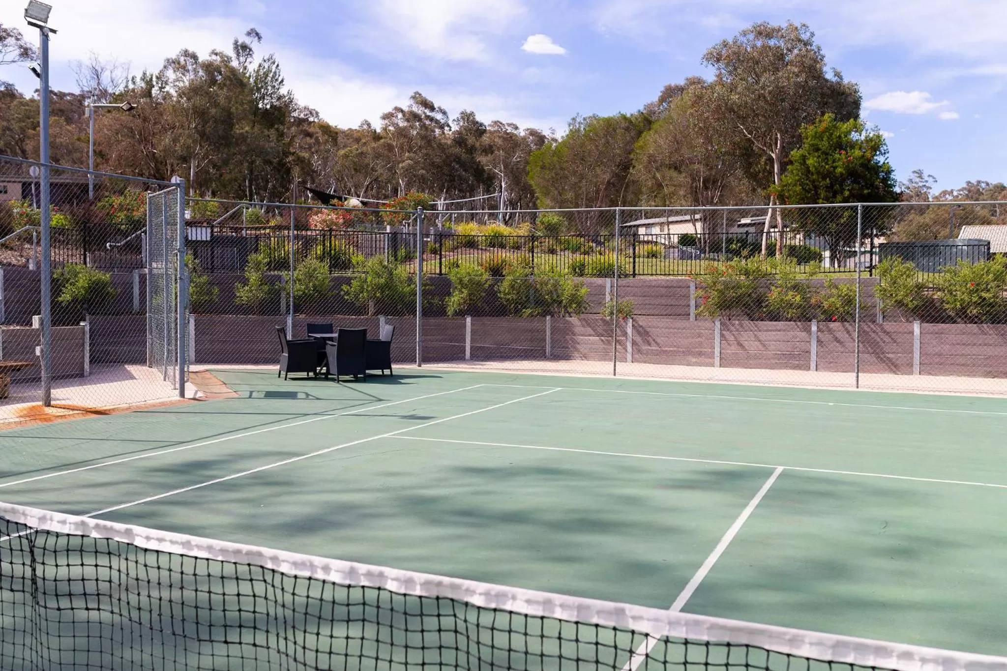 Tennis court in Alivio Tourist Park Canberra