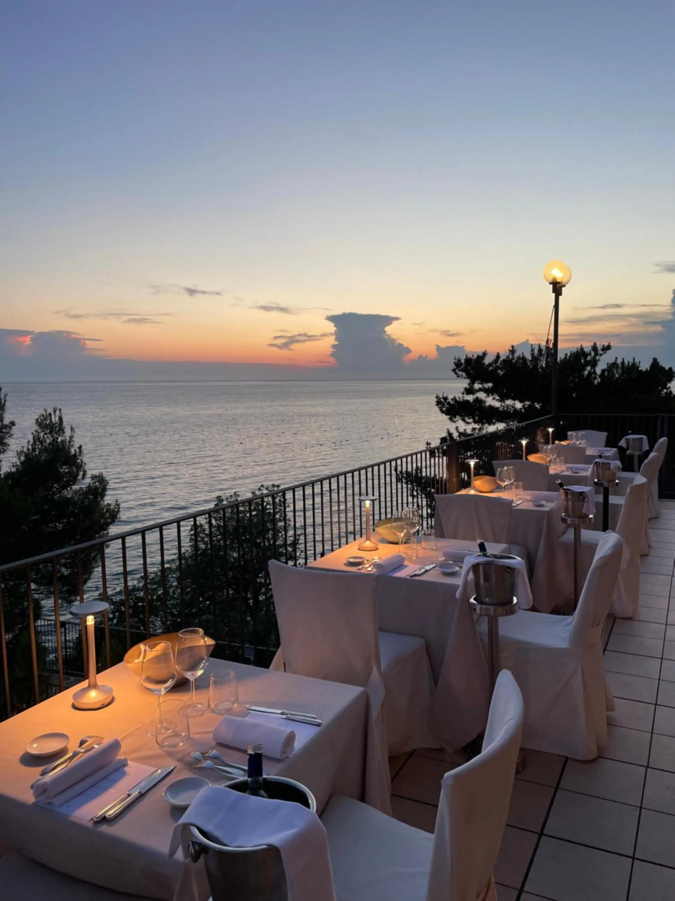 Restaurant/places to eat in Hotel Riviera & Maximilian's