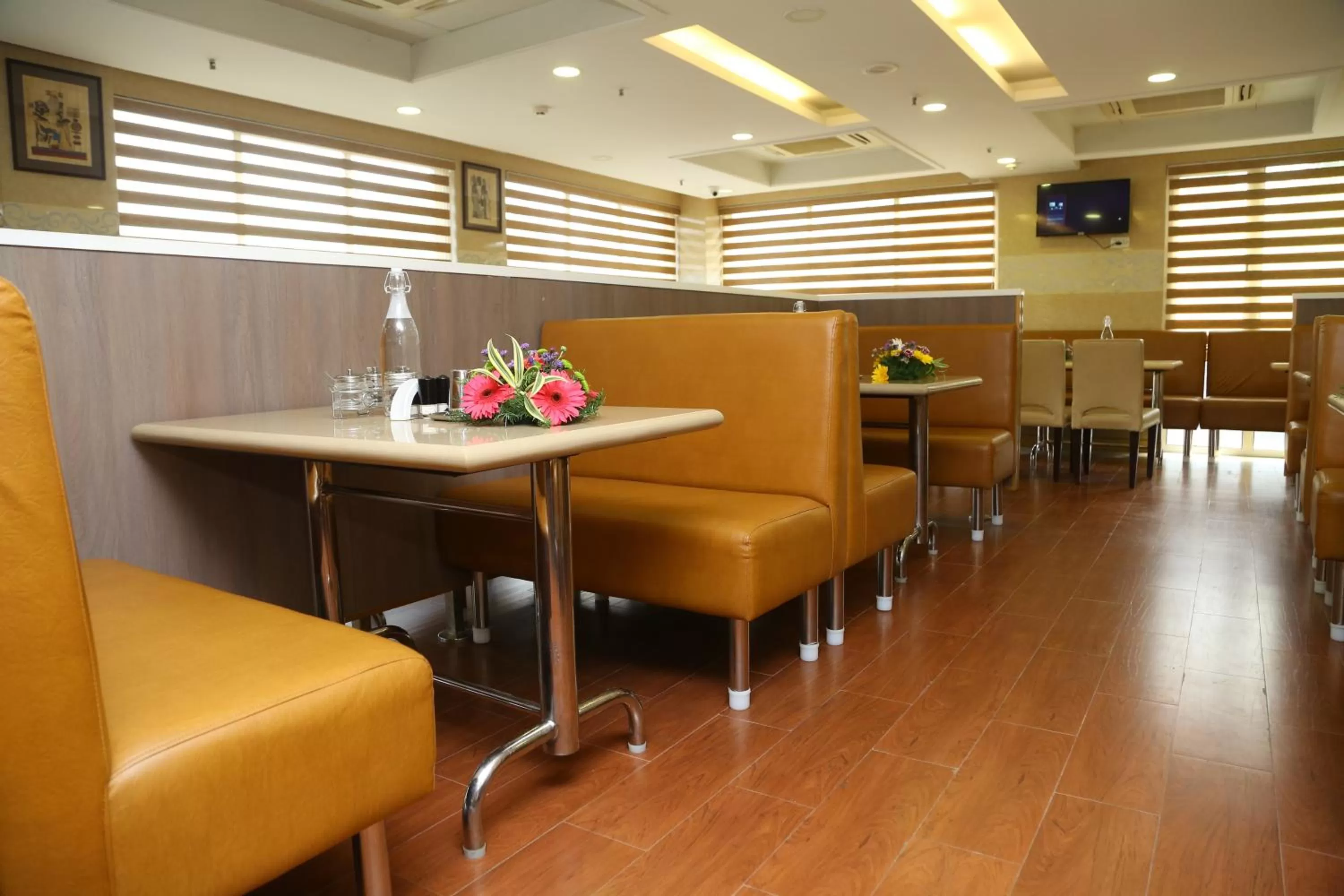 Restaurant/places to eat in Raaj Bhaavan Clarks Inn Chennai