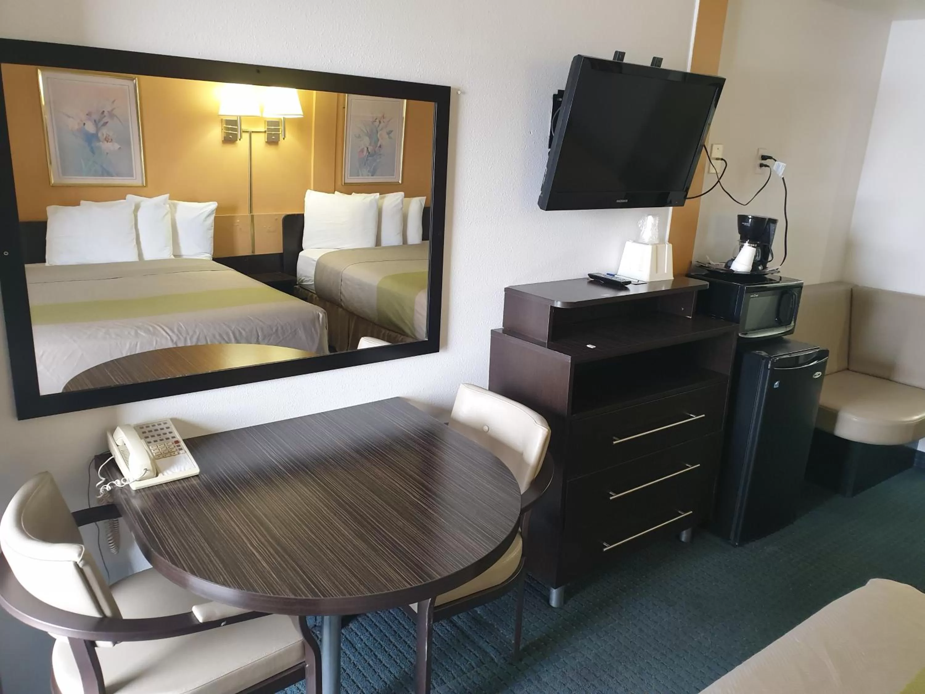 Bed in Split Mountain Motel