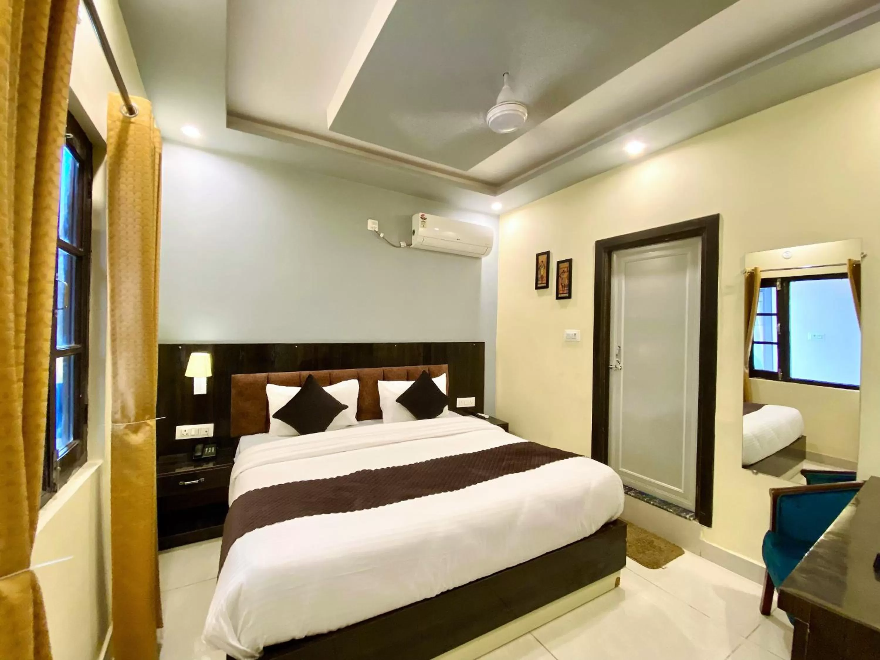 Photo of the whole room, Bed in Tapovan New Residency - 5 minutes walk to Laxman jhula