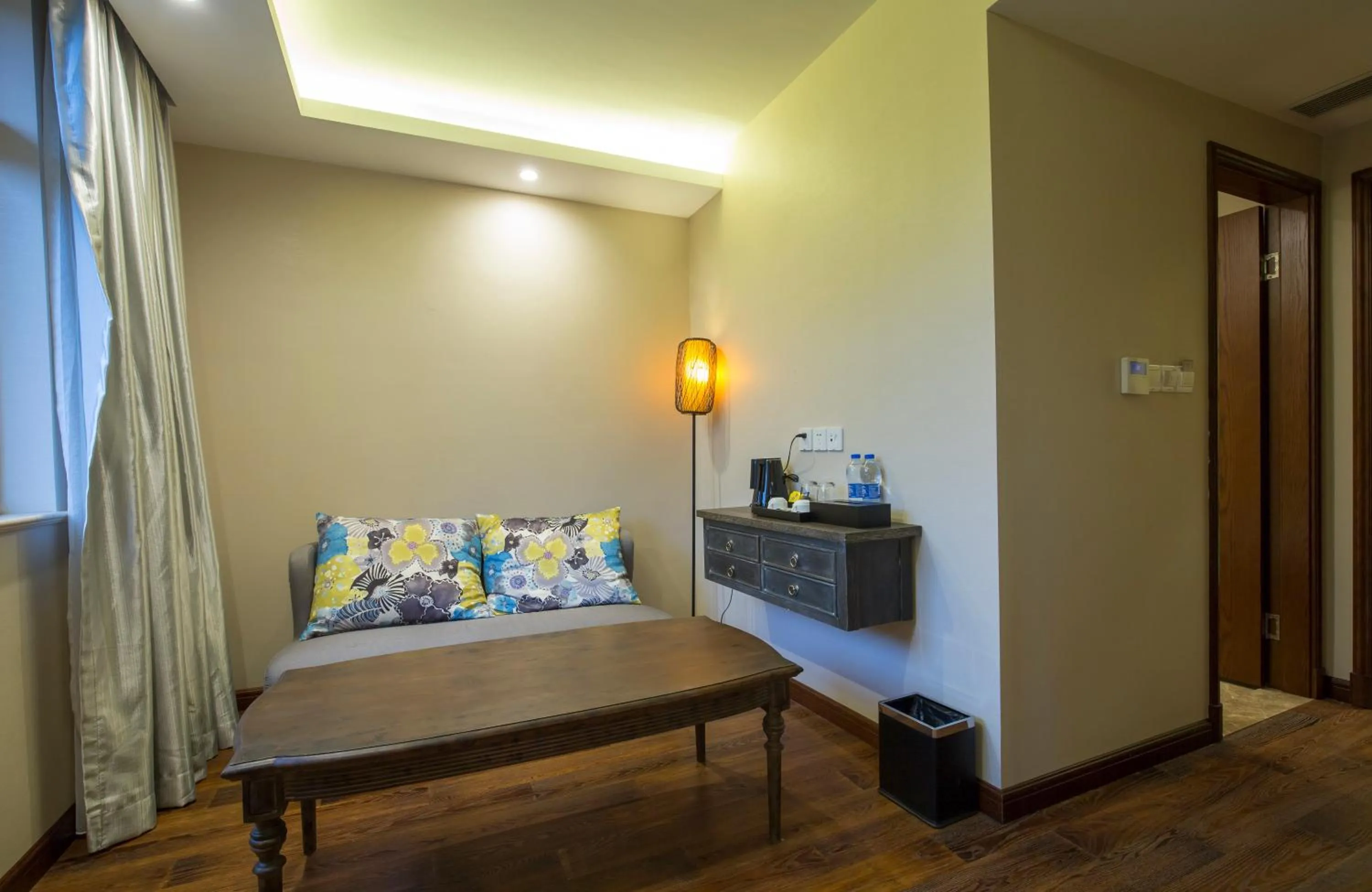 Living room, Bed in Shanghai Former French Concession Garden Hotel