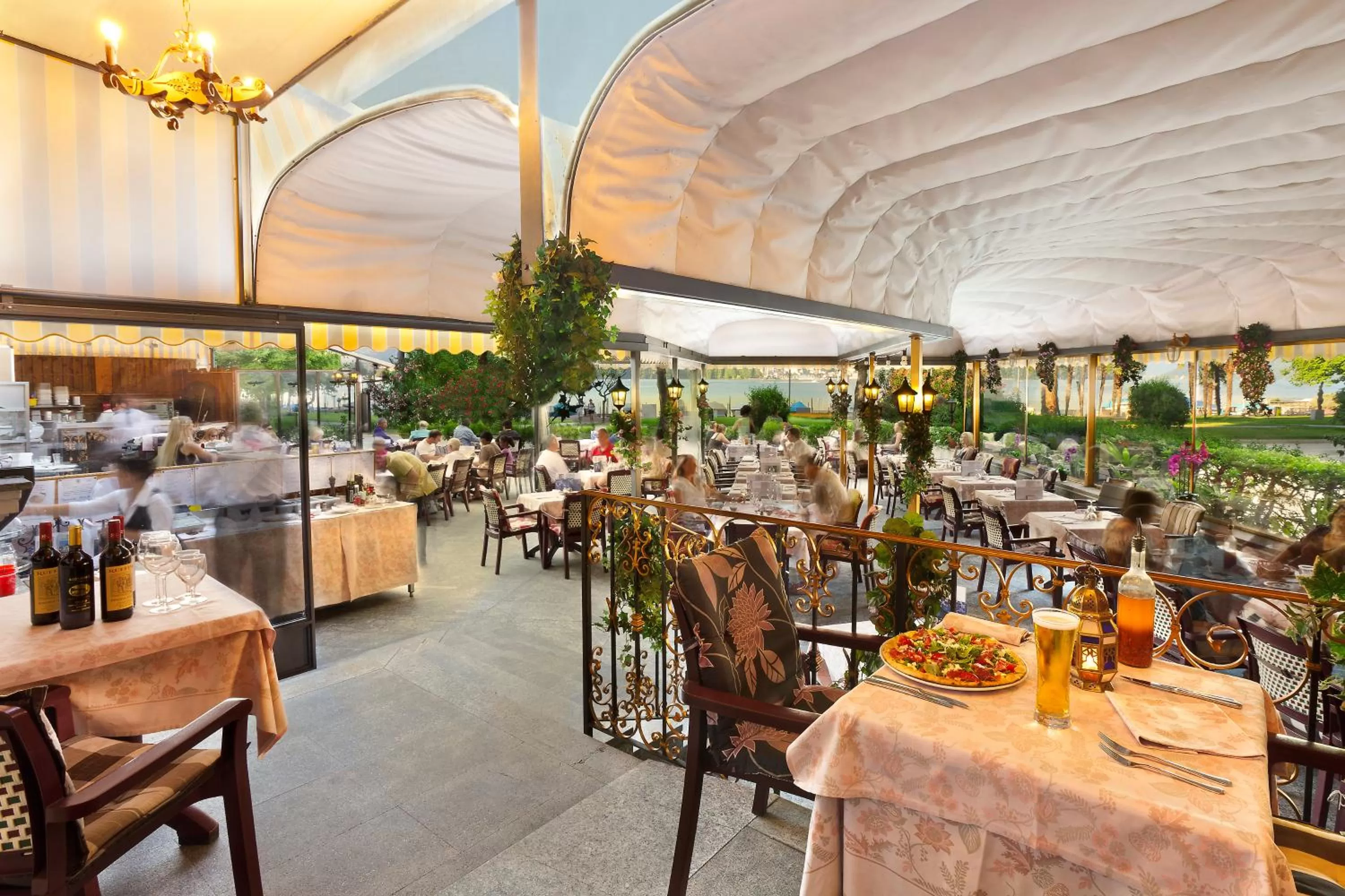 Restaurant/places to eat in Hotel Victoria