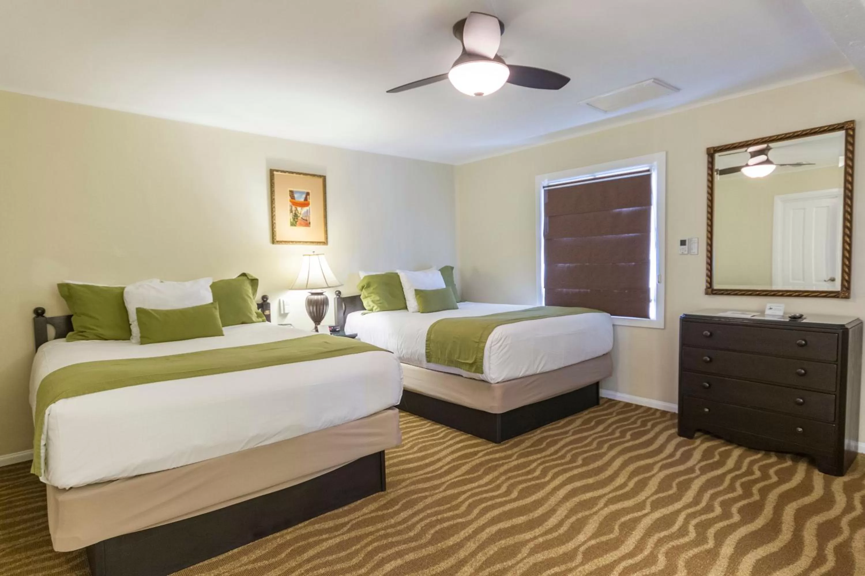 Photo of the whole room, Bed in Coast Village Inn