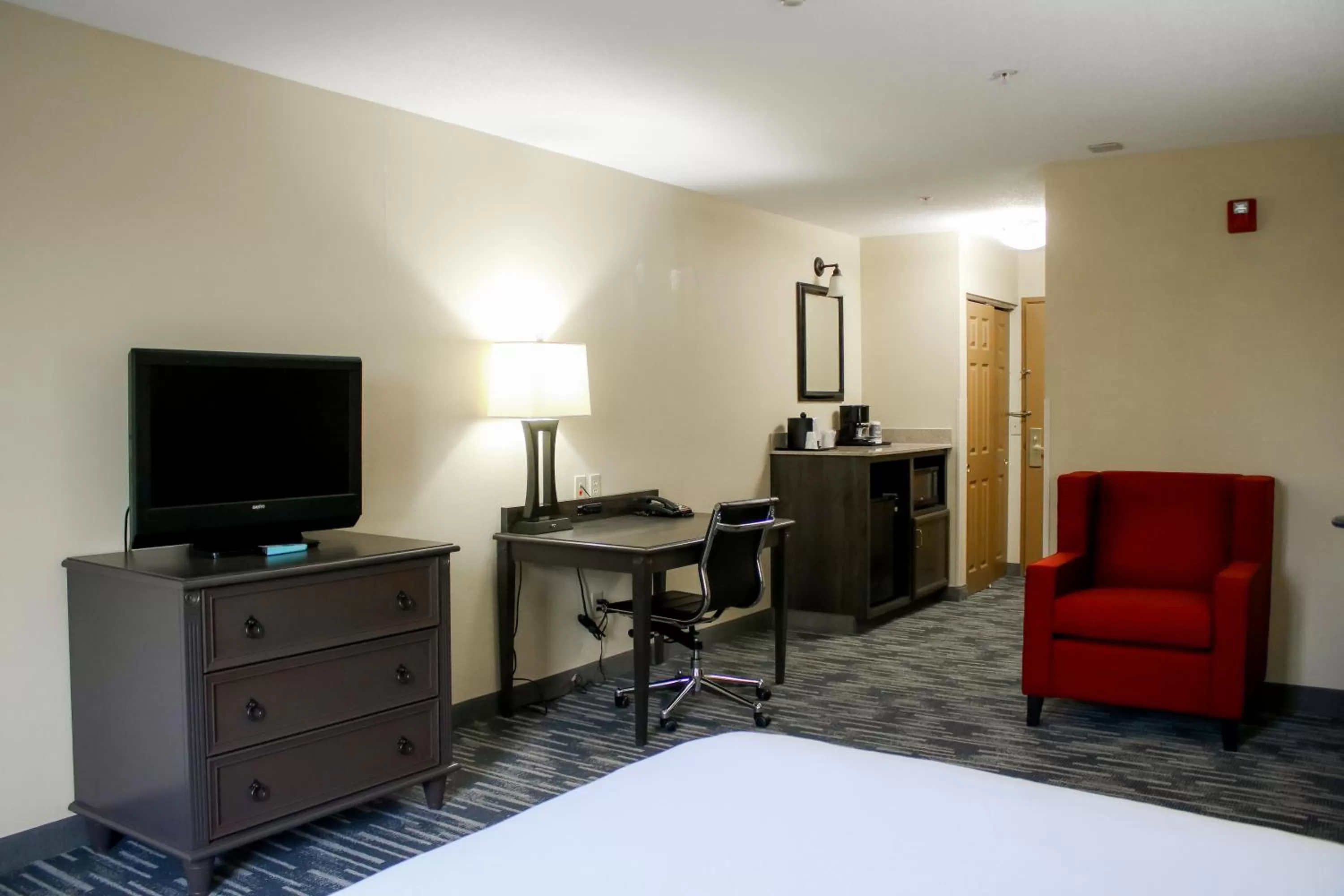 Communal lounge/ TV room, Bed in Country Inn & Suites by Radisson, Richmond West at I-64, VA