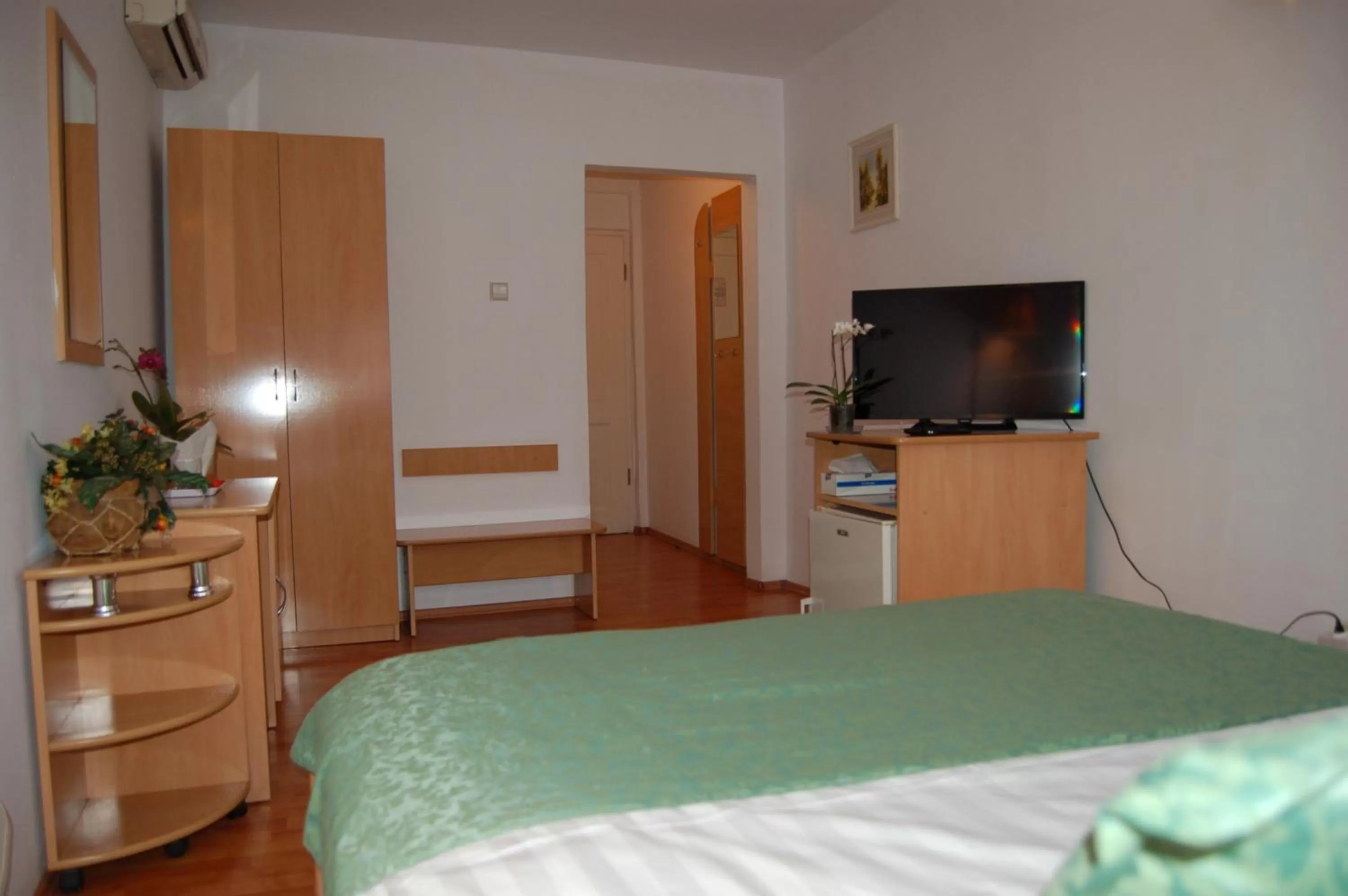 Bed in Motel Maestro