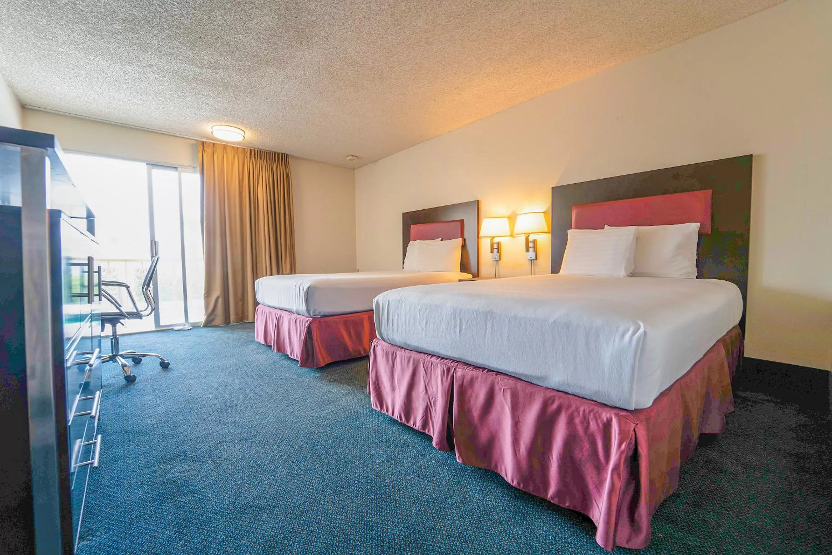 Bedroom, Bed in Royal Plaza Inn