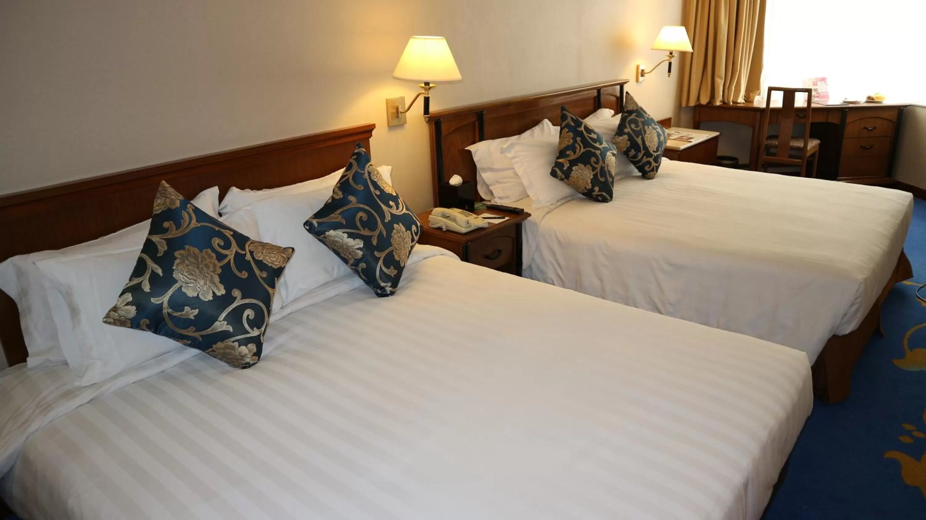 Photo of the whole room, Bed in The Kimberley Hotel