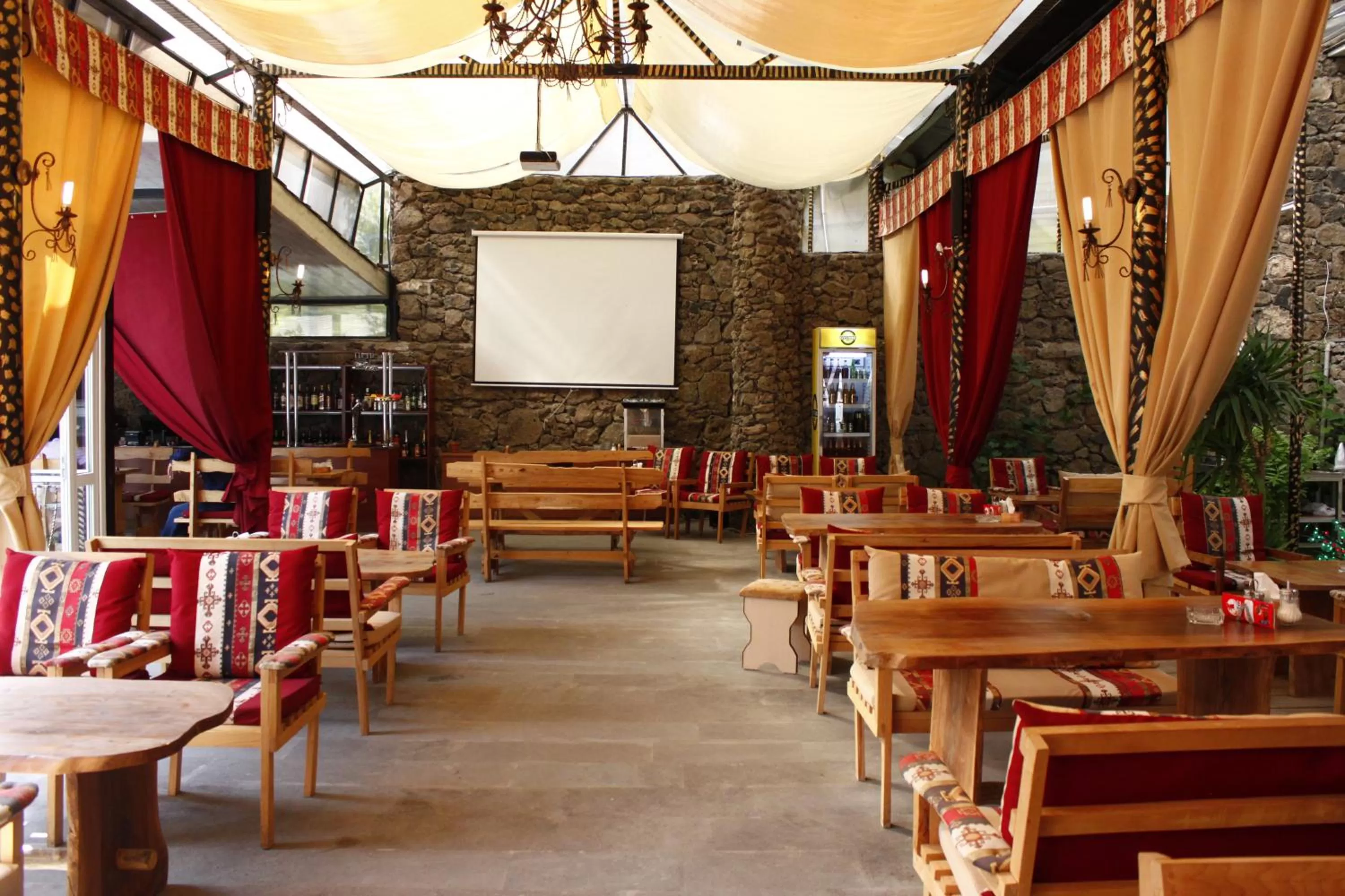 Restaurant/places to eat in Diana Hotel