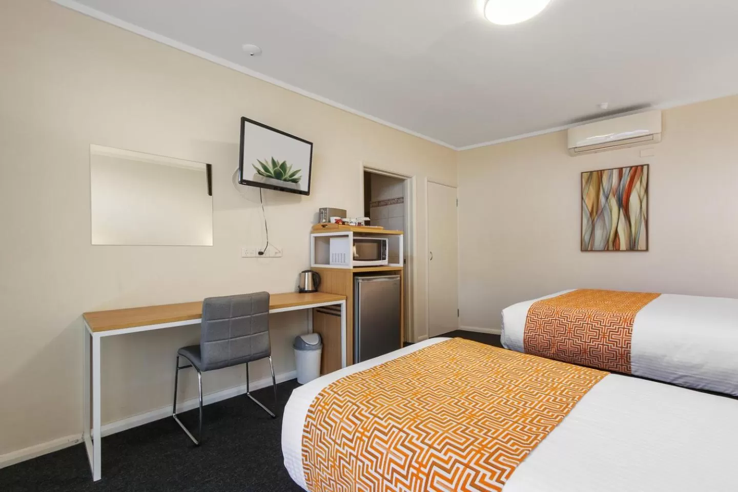 Photo of the whole room, Bed in Comfort Inn & Suites Lakes Entrance