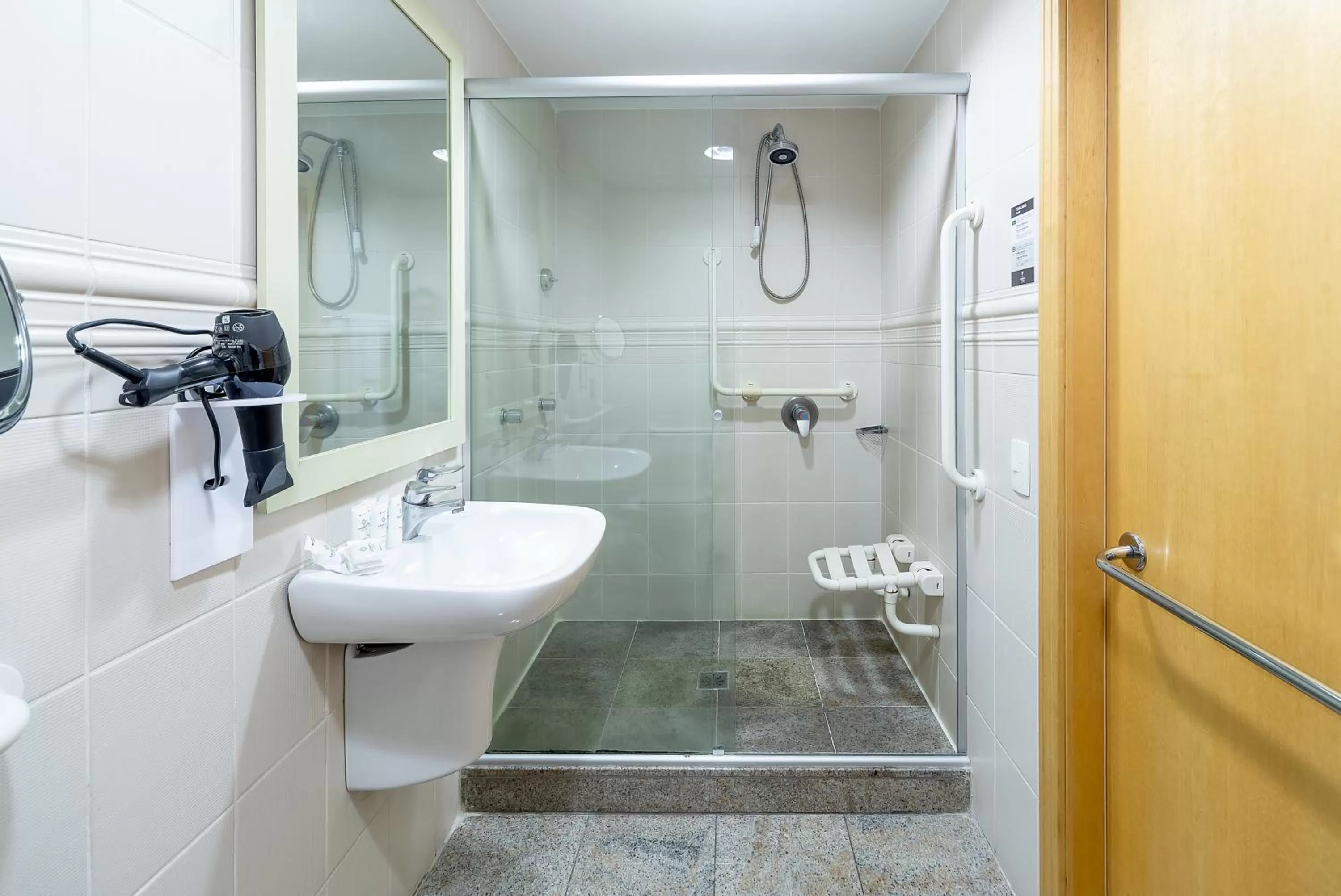 Bathroom in Manhattan Porto Alegre by Mercure - 5 minutos do Hospital Moinhos de Vento