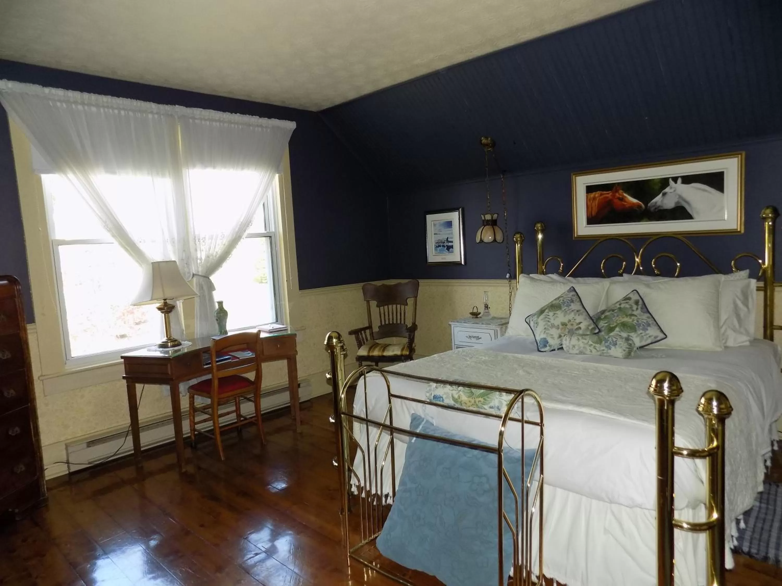 Bed, Kitchen/Kitchenette in À L'Ancestrale B&B