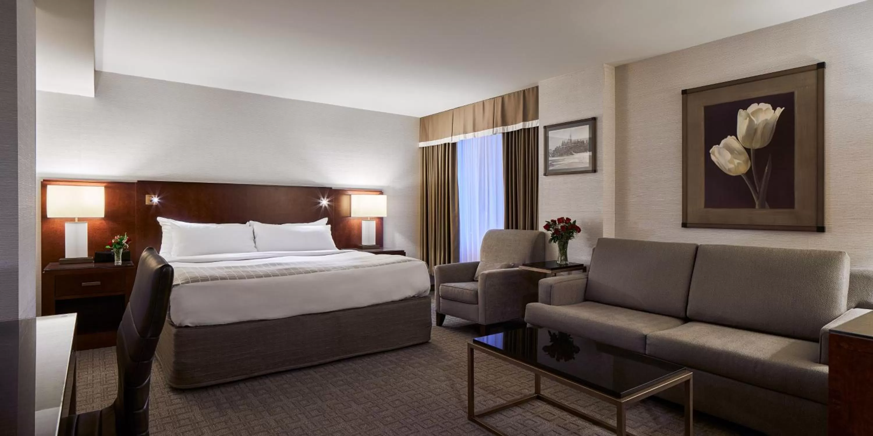 Photo of the whole room, Bed in Lord Elgin Hotel
