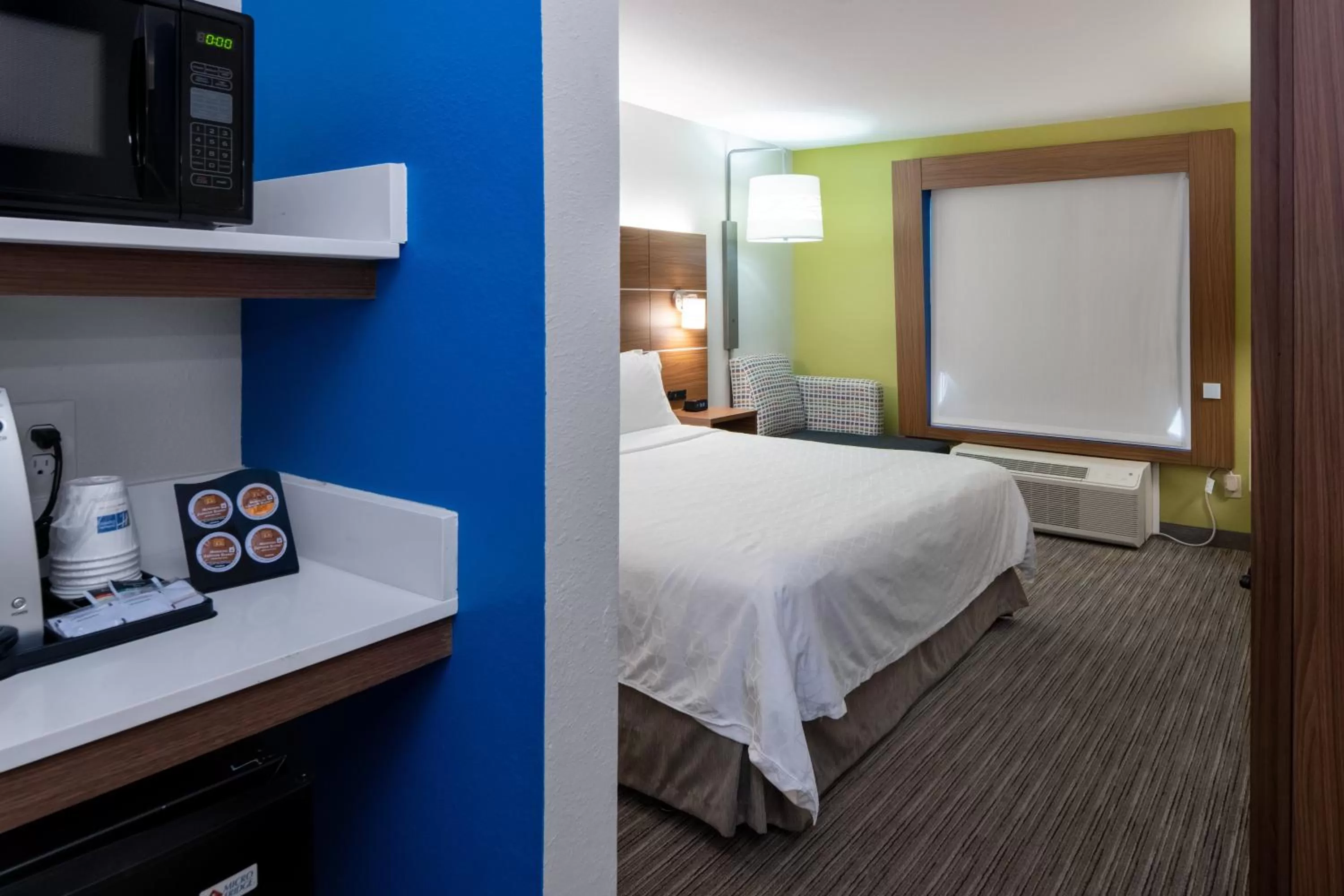 Photo of the whole room, Bed in Holiday Inn Express Arlington Interstate 20 Parks Mall by IHG
