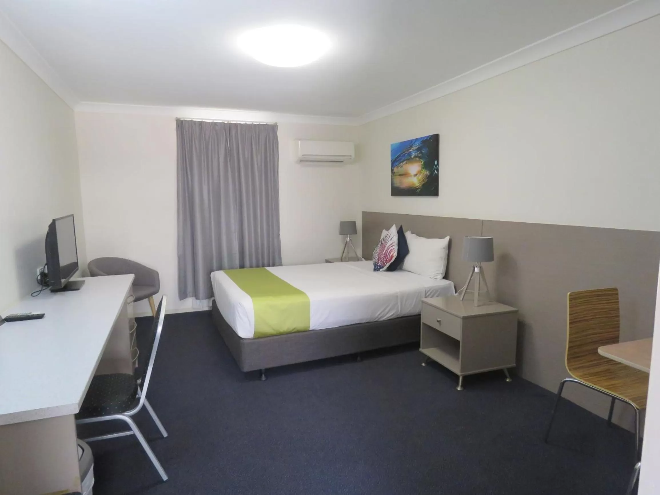 Photo of the whole room, Bed in Burke & Wills Mt Isa