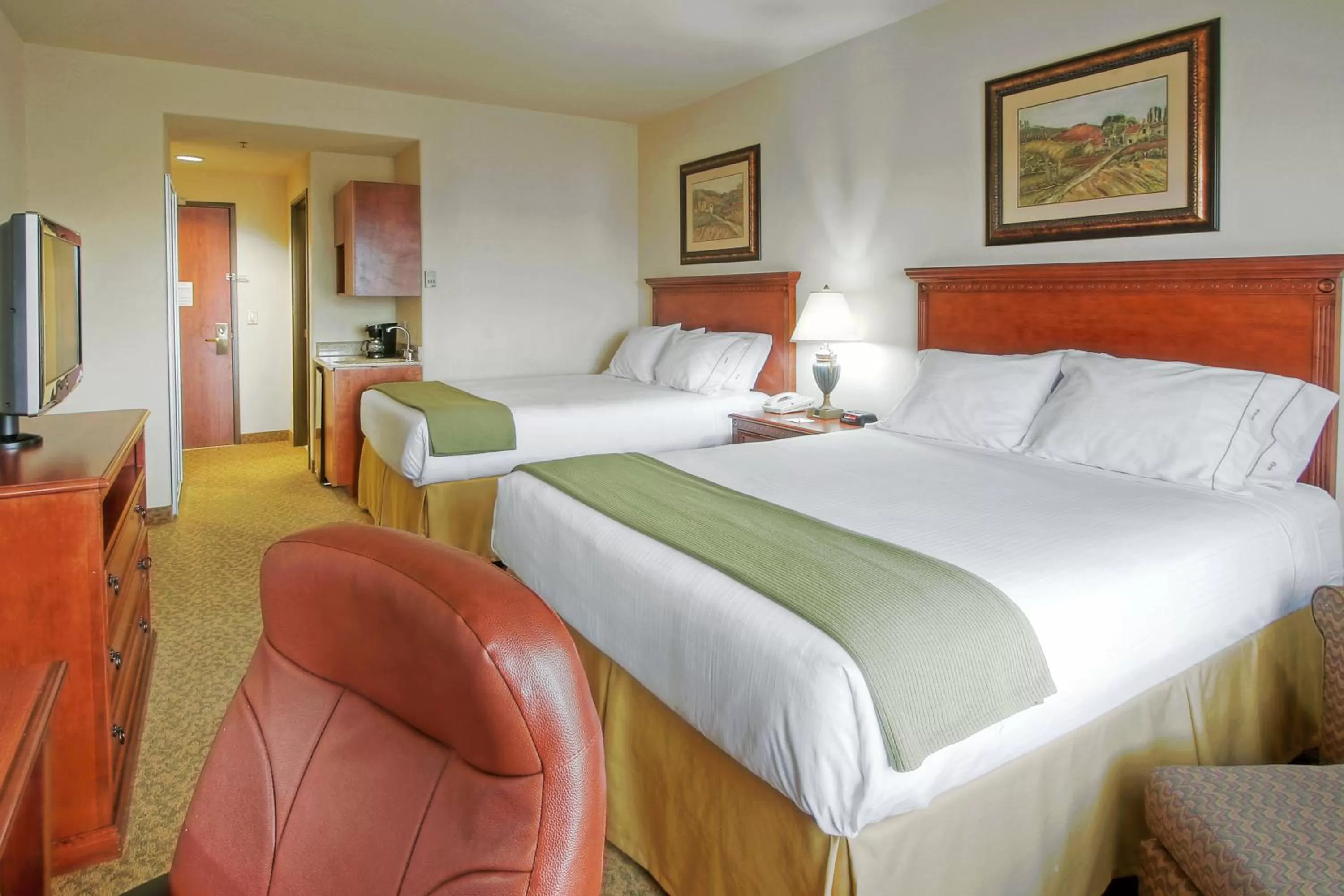 Photo of the whole room, Bed in Holiday Inn Express Hotel & Suites Las Cruces by IHG