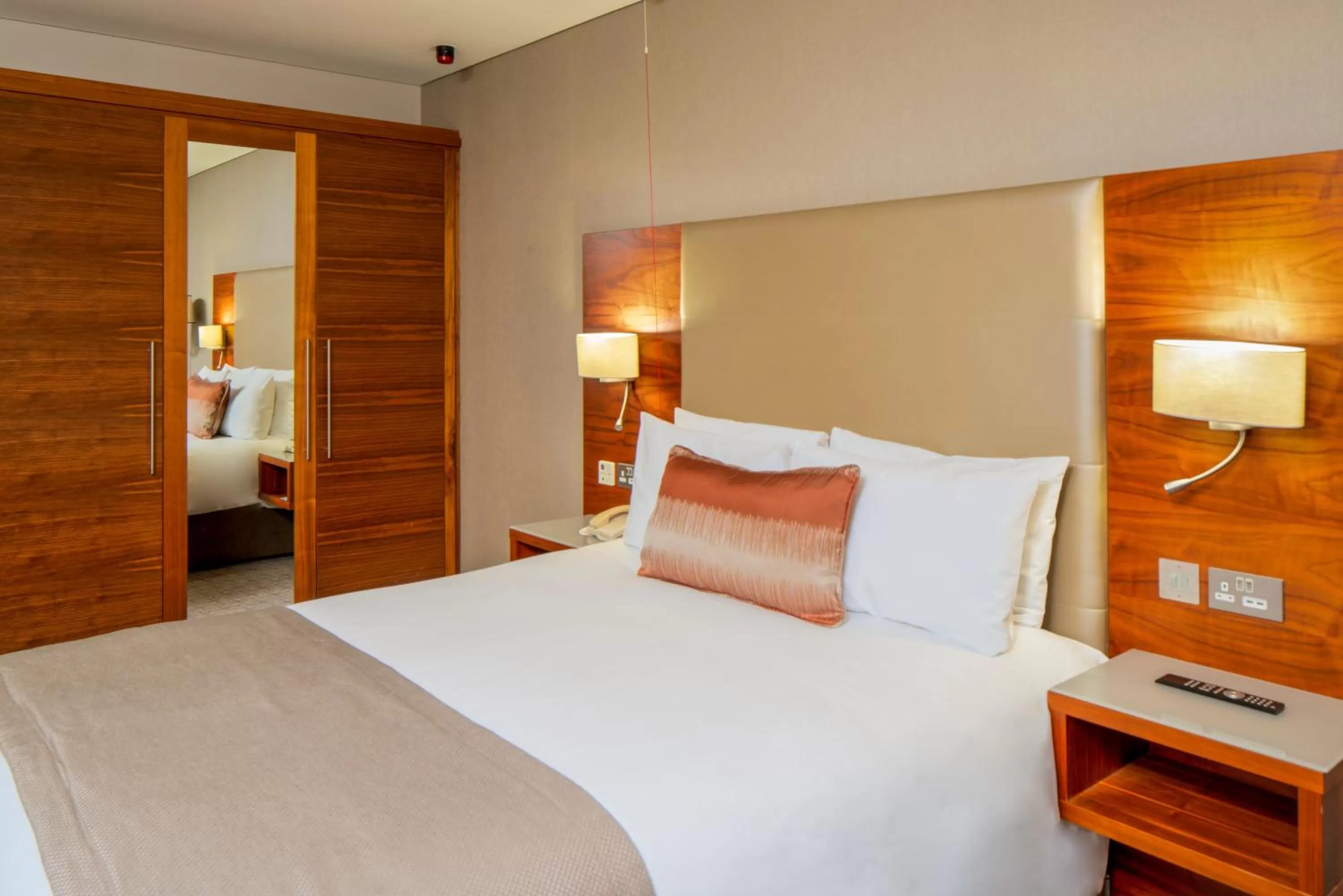 Bedroom, Bed in Crowne Plaza London - Docklands by IHG