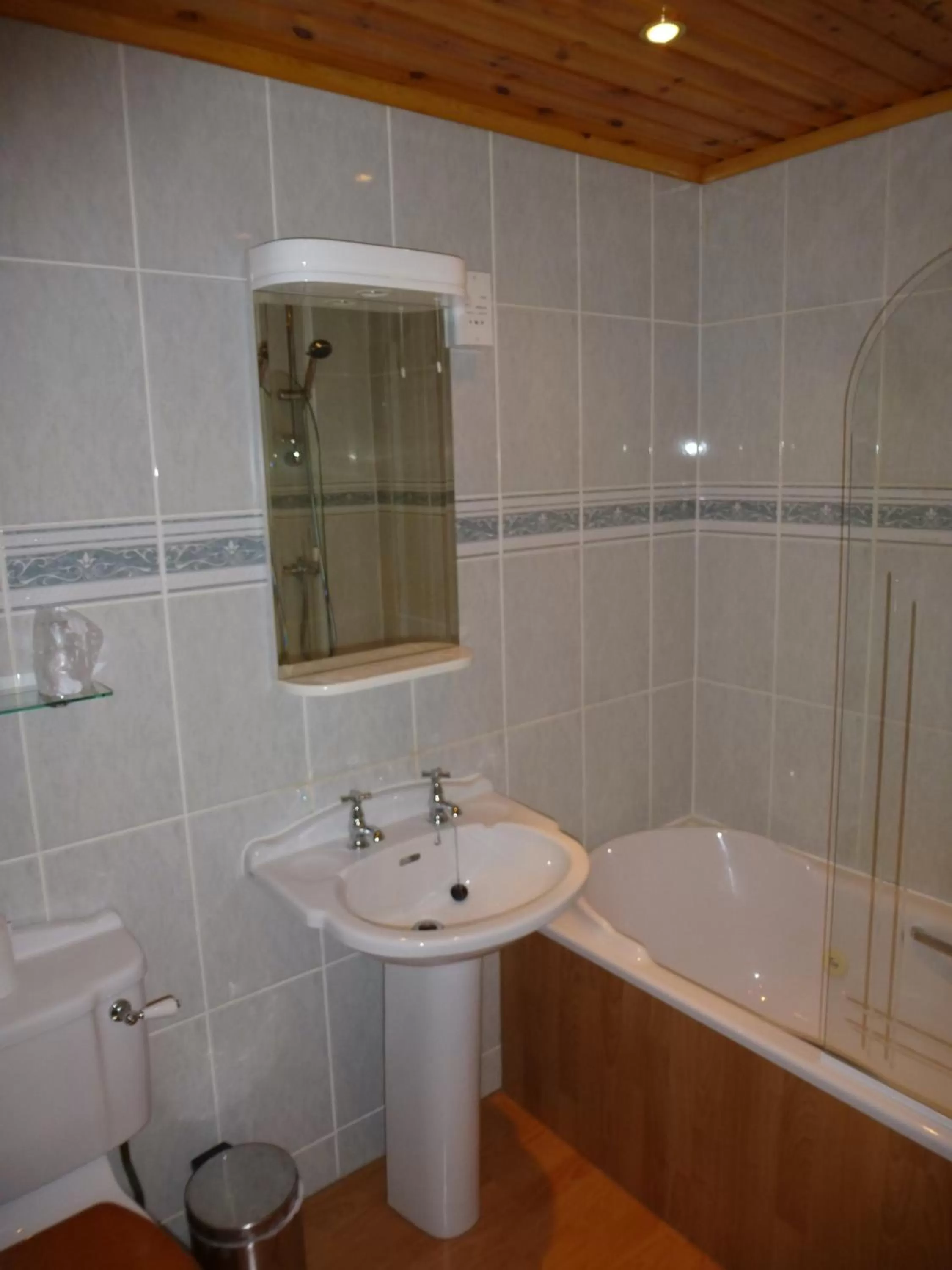 Bathroom in Somerton House Hotel